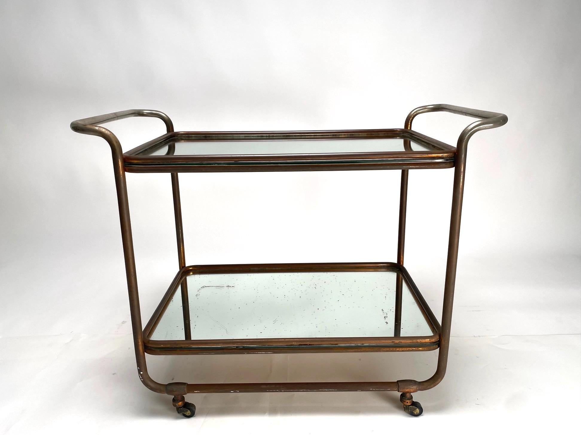 Raro y precioso carrito de bar Bauhaus diseñado por el famoso diseñador italiano Luigi Brusotti en 1941 (firmado). 
Una obra esencial y muy elegante, que combina una estructura tubular de metal ligero con el precioso cristal de Brusotti. La pátina
