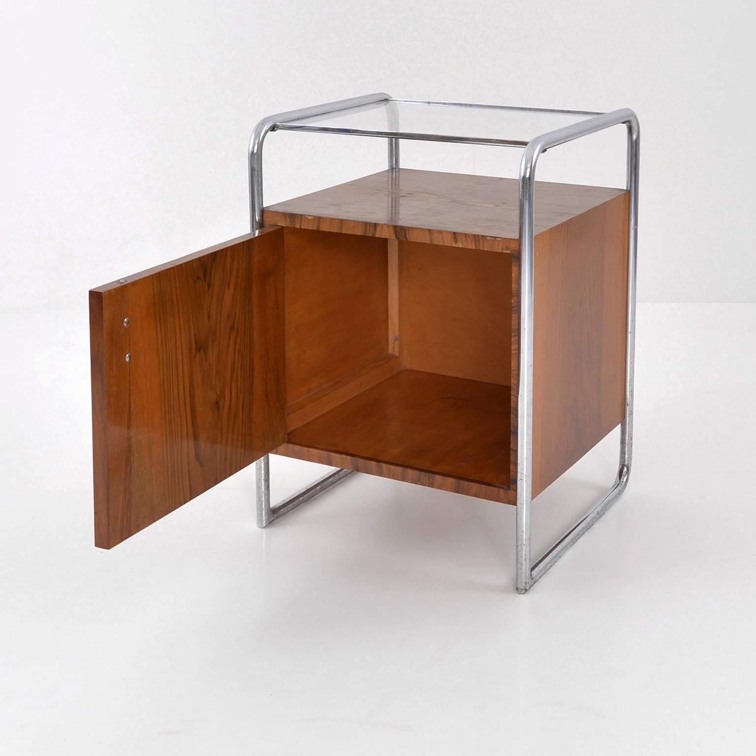 Bauhaus Bedside Cabinets by Thonet, Chrome-Plated Steel, Walnut Veneer, c. 1930 In Good Condition For Sale In Berlin, DE