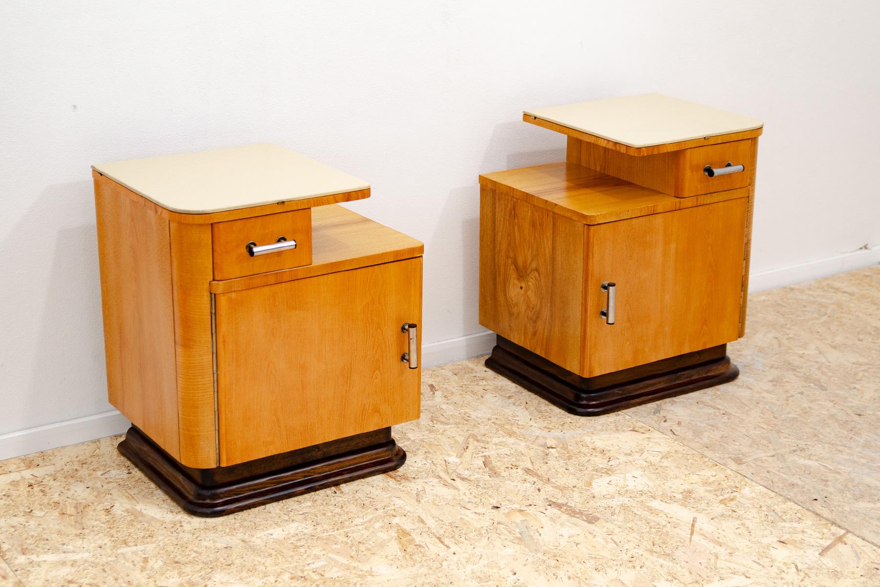 Bauhaus bedside tables by Jindřich Halabala, Czechoslovakia 1930´s, set of 2 In Excellent Condition For Sale In Prague 8, CZ
