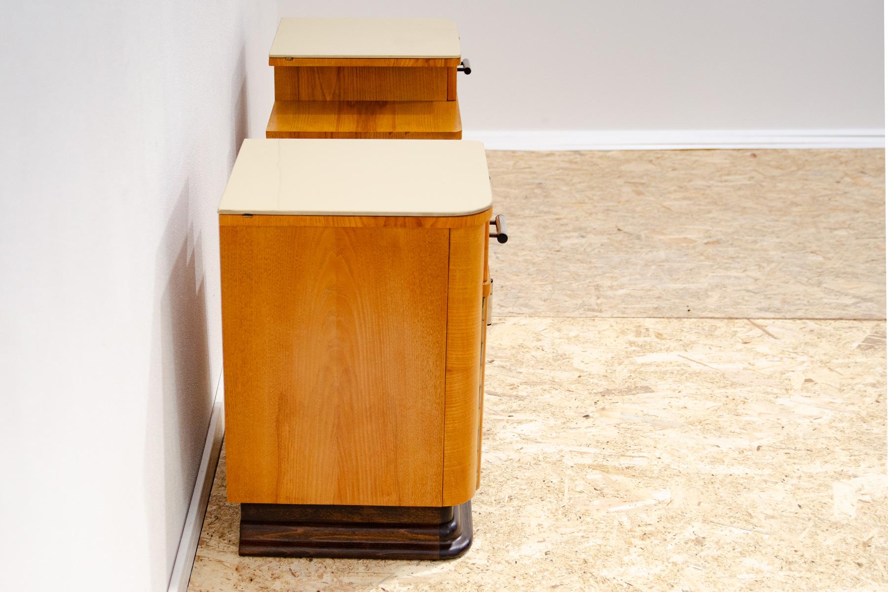 Bauhaus bedside tables by Jindřich Halabala, Czechoslovakia 1930´s, set of 2 For Sale 1