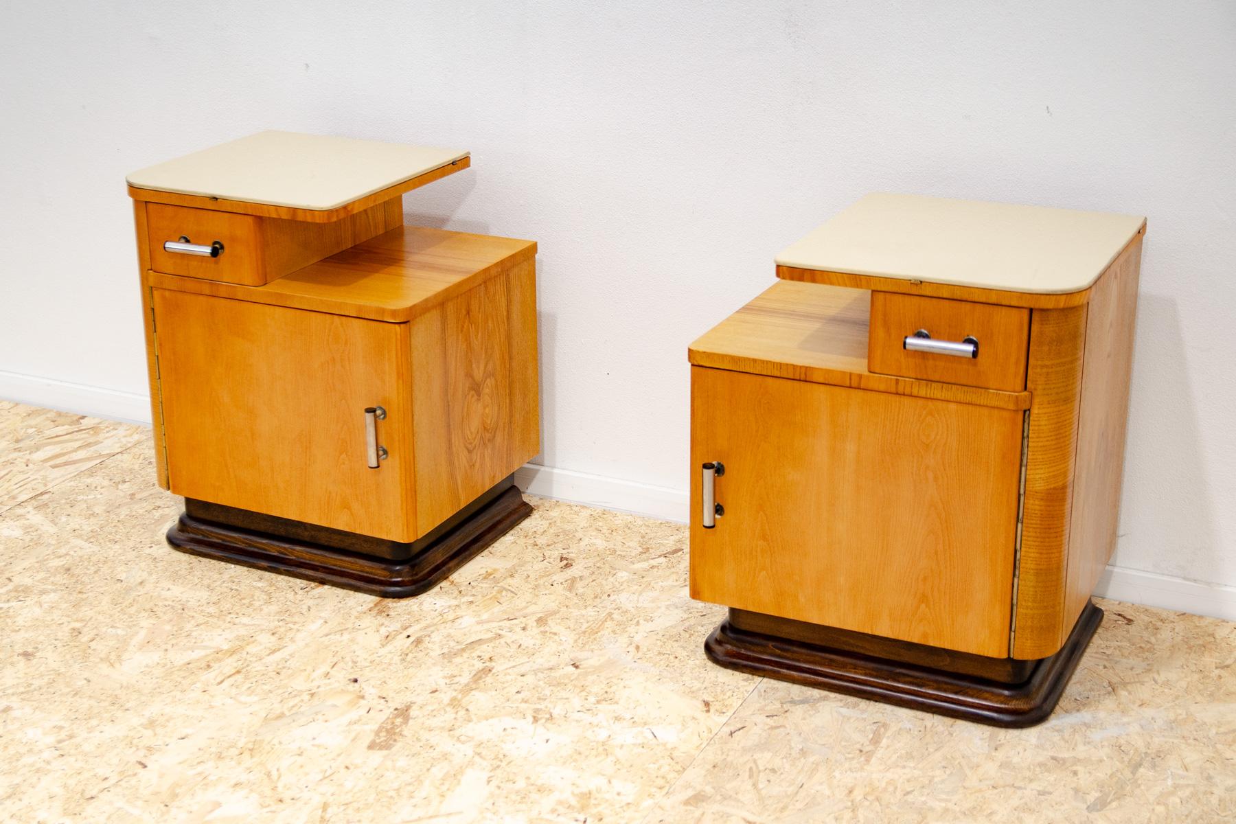 Bauhaus bedside tables by Jindřich Halabala, Czechoslovakia 1930´s, set of 2 For Sale 2