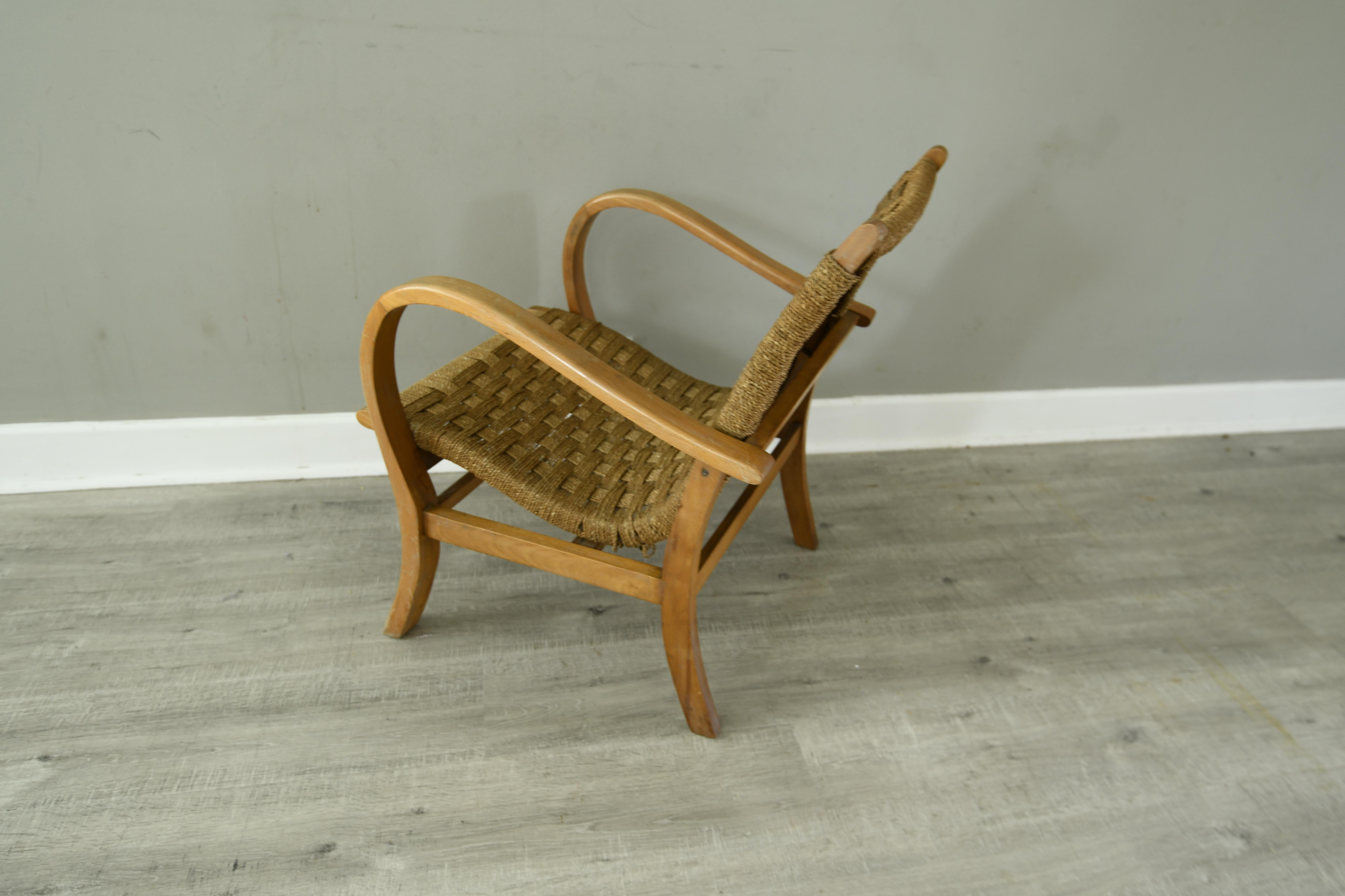 This Bauhaus easy armchair was designed by Erich Dieckmann in the 1920-1930s and made in Germany. The structure is in beech and the backs and seat in braided rope. The restored chair remains very comfortable.