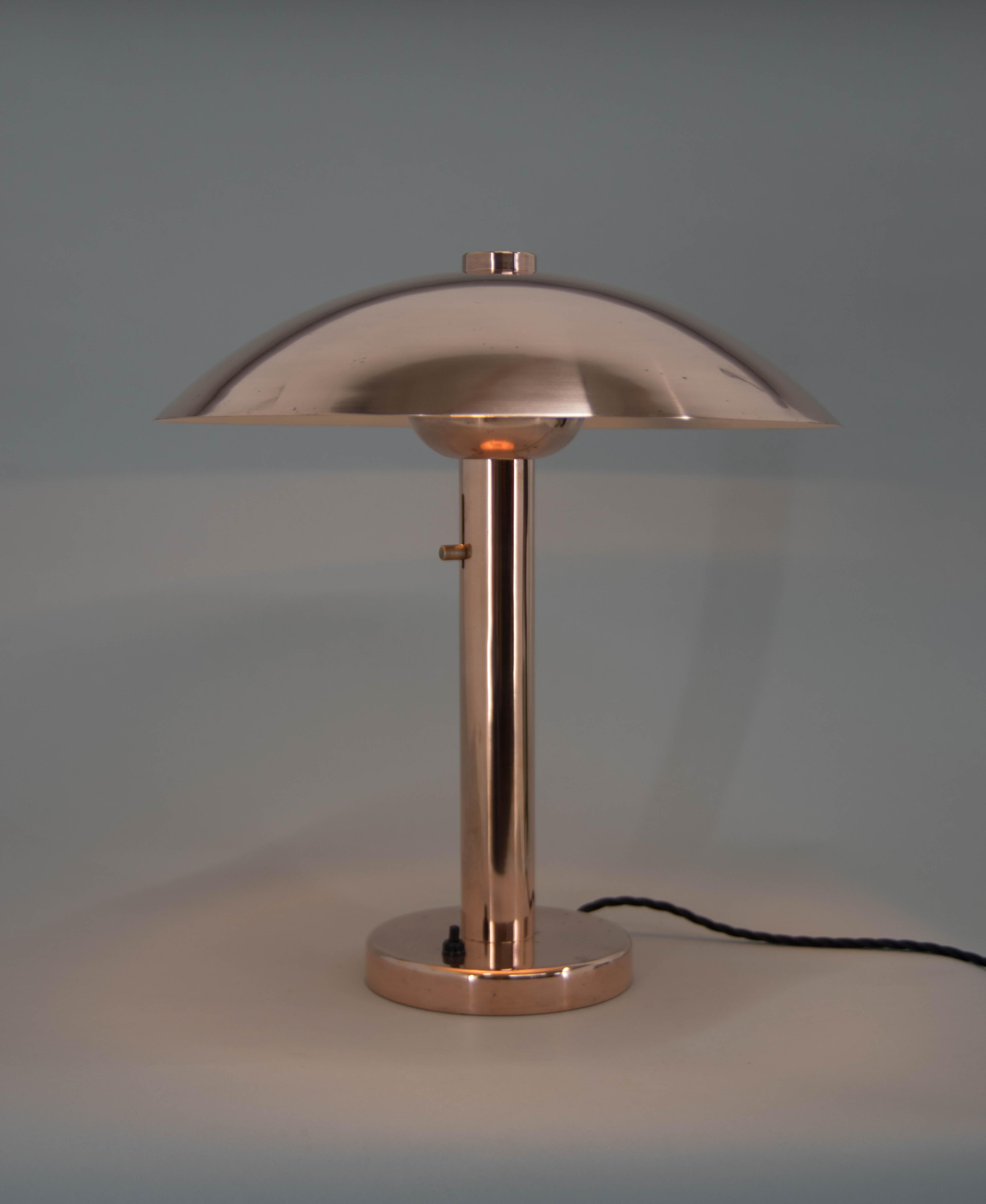 Grande version de la lampe de table champignon en cuivre. Hauteur réglable de l'ampoule.
Restauré : surface refinie, nouvelle peinture argentée sur une partie inférieure de l'abat-jour, recâblage.
1x60W, ampoule E25-E27.
Adaptateur pour prise