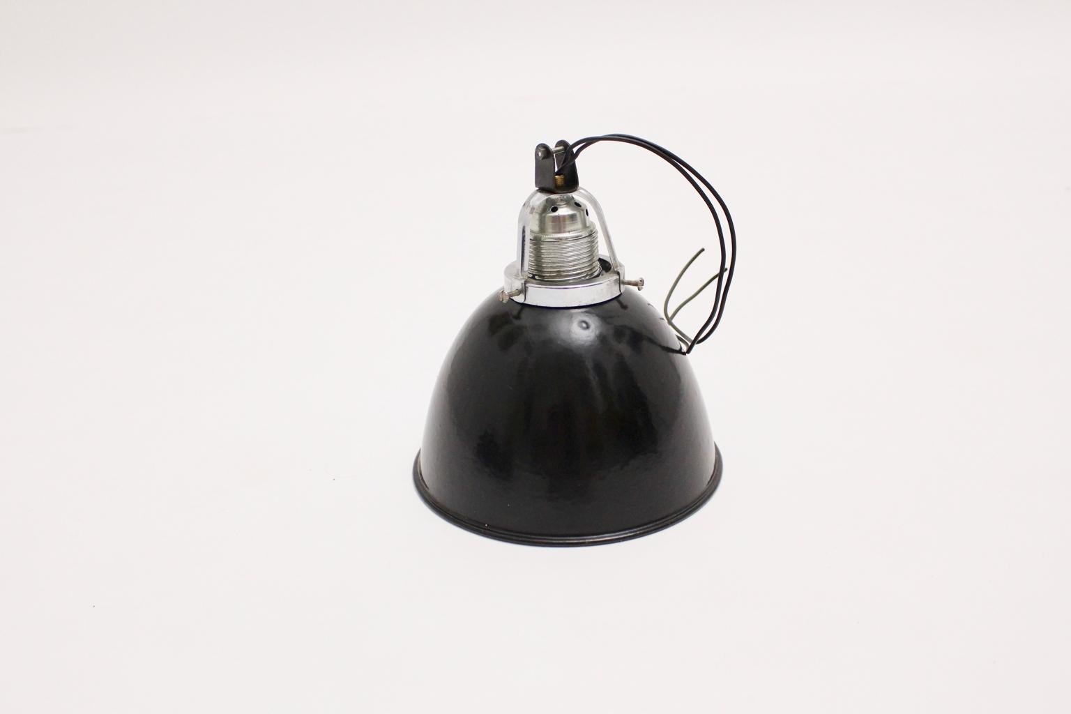 Lampe à suspension vintage Bauhaus en métal émaillé  métal en noir et blanc couleurs années 1920, Allemagne.
Une suspension simple et sophistiquée composée de métal émaillé, de métal chromé et d'une douille E 27 en porcelaine.

Très bon état avec