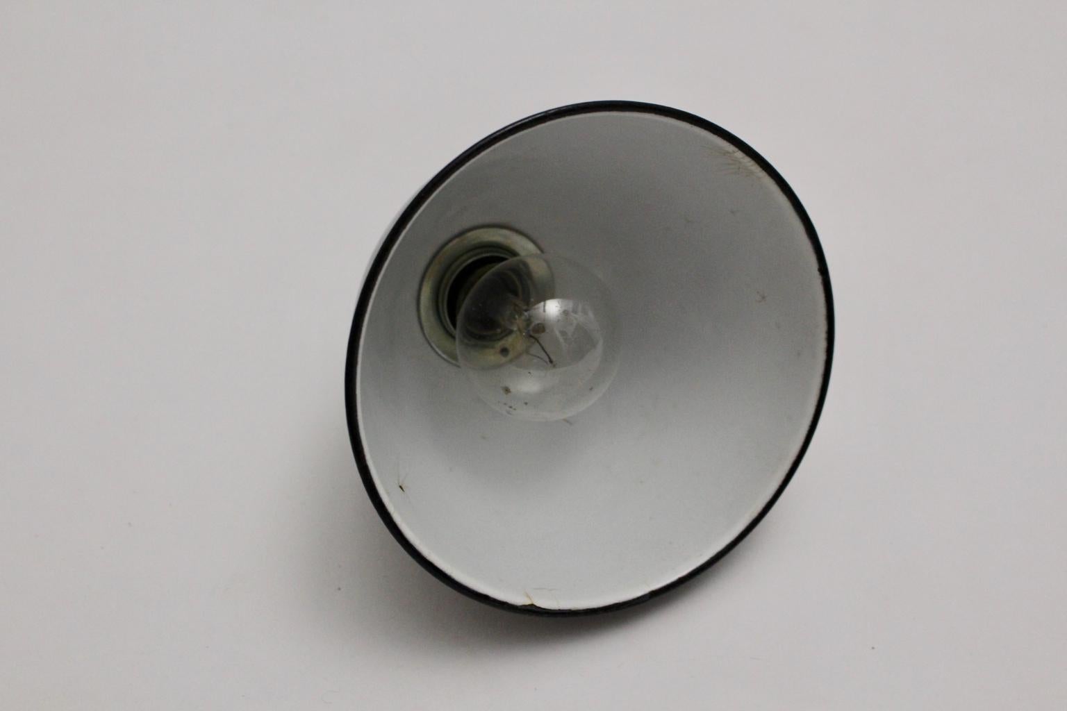 Metallo Lampada a sospensione vintage Bauhaus Email in bianco e nero, anni '20, Germania in vendita