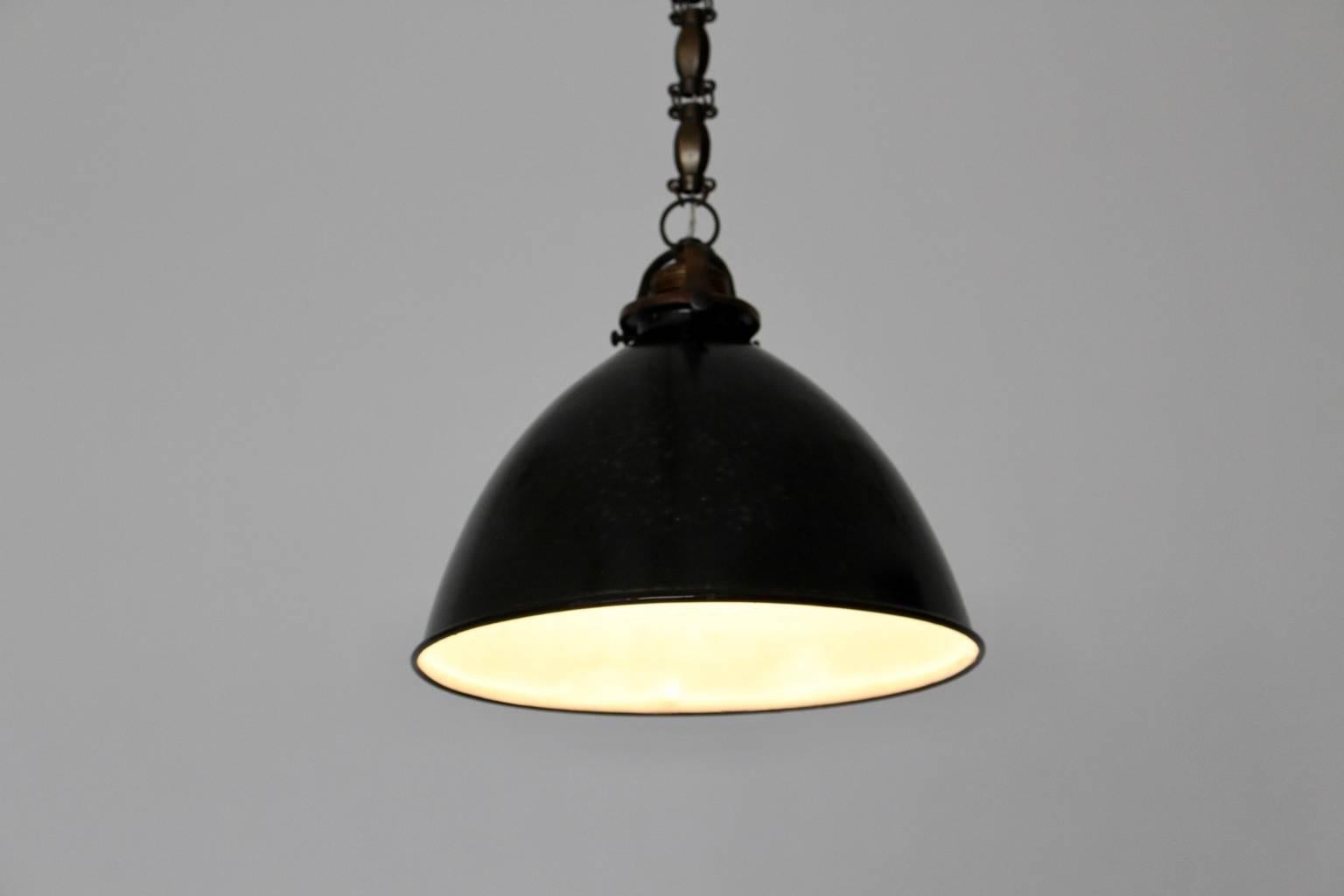 Bauhaus Bianco e Nero Email Metallo Ottone Lampade a sospensione Vintage 1920s Set di Sei in vendita 7