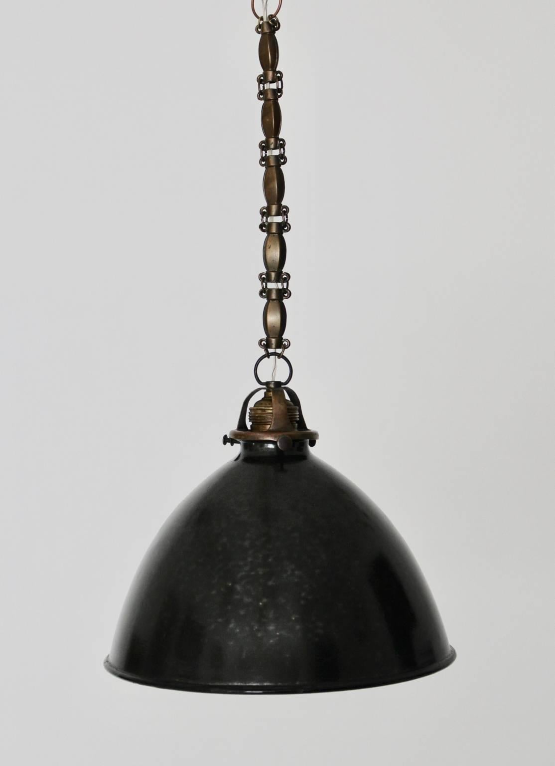 Un ensemble de six lampes suspendues Bauhaus simples en métal émaillé noir et blanc des années 1920 d'Allemagne.
Les lampes suspendues sont constituées de métal émaillé, d'une chaîne originale en laiton et d'une douille E 27 en porcelaine.
Très bon