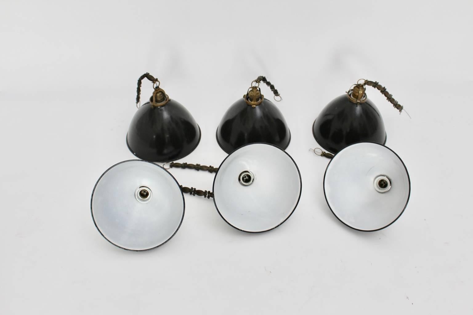 Bauhaus Bianco e Nero Email Metallo Ottone Lampade a sospensione Vintage 1920s Set di Sei In condizioni buone in vendita a Vienna, AT