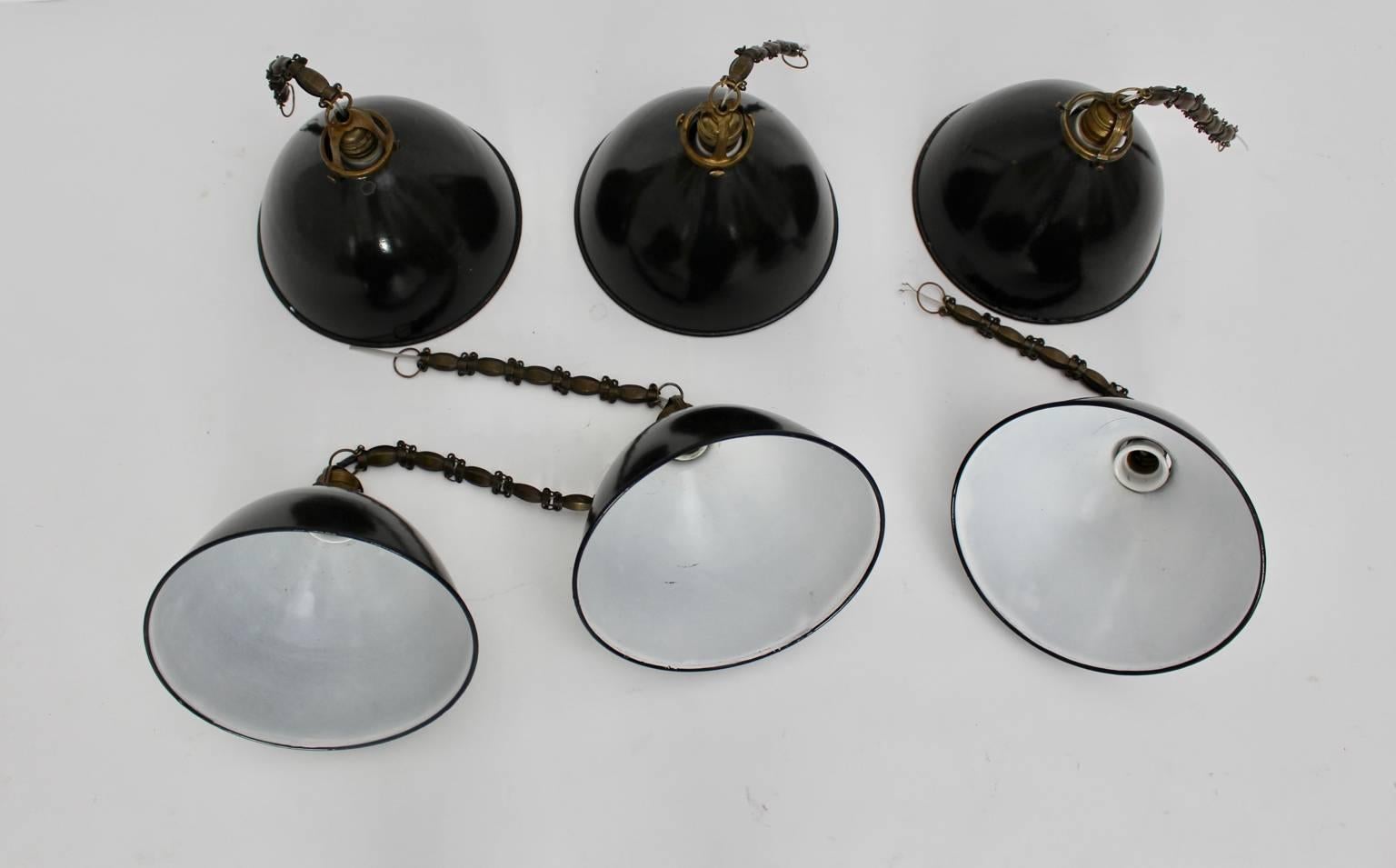 Début du 20ème siècle Ensemble de six lampes suspendues vintage Bauhaus en métal noir et blanc et laiton, années 1920 en vente
