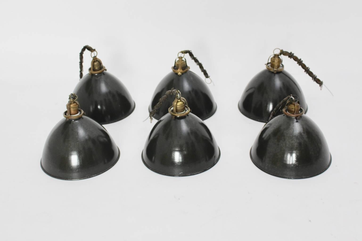 Bauhaus Bianco e Nero Email Metallo Ottone Lampade a sospensione Vintage 1920s Set di Sei in vendita 1