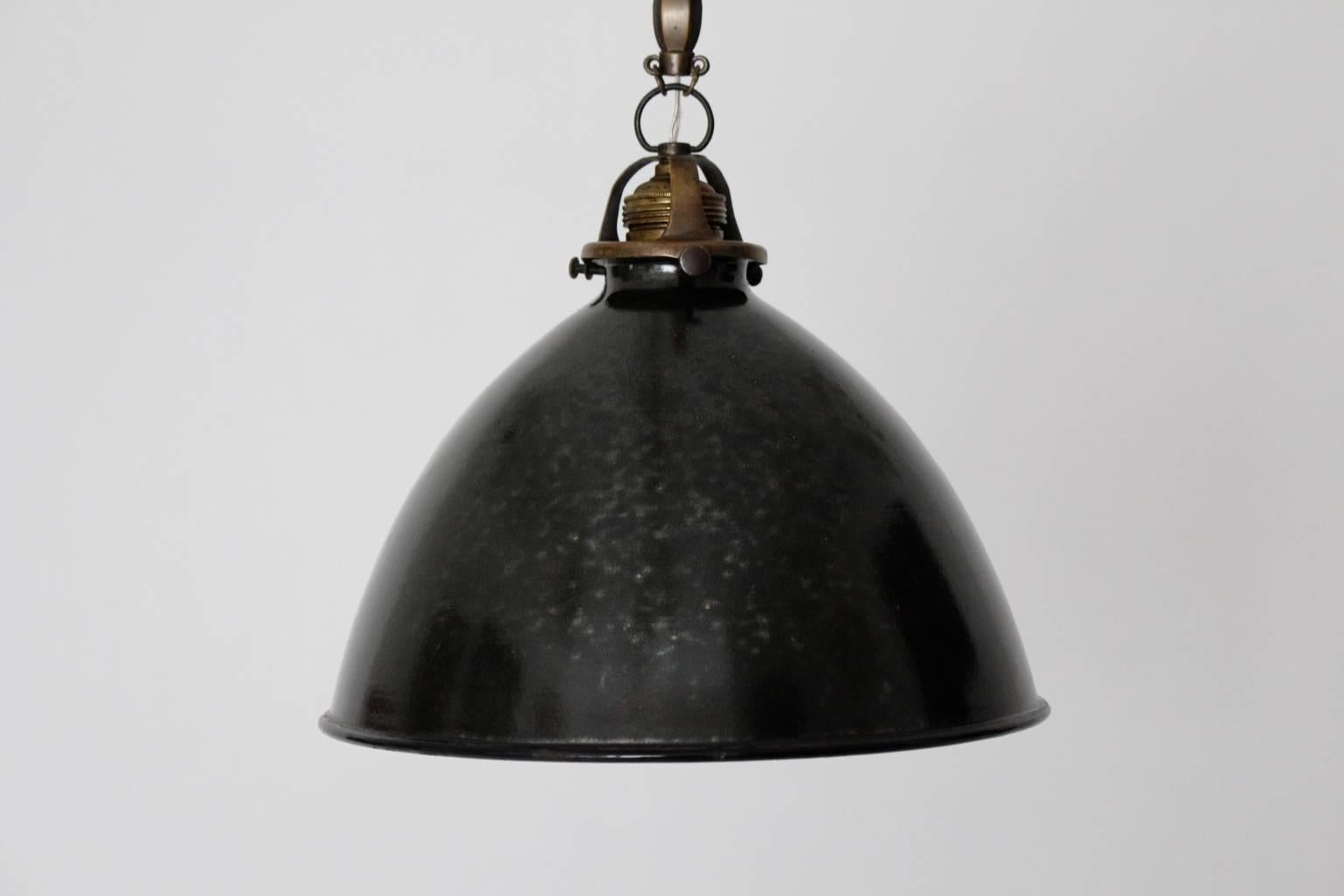 Ensemble de six lampes suspendues vintage Bauhaus en métal noir et blanc et laiton, années 1920 en vente 1
