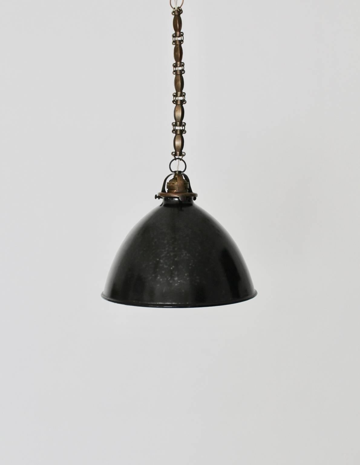 Bauhaus Bianco e Nero Email Metallo Ottone Lampade a sospensione Vintage 1920s Set di Sei in vendita 3