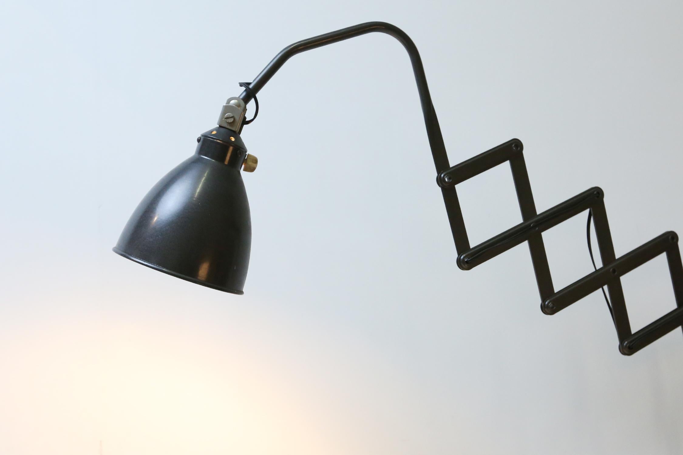 Aplique de tijera AGI Bélgica de metal negro Bauhaus ca. 1920 en venta 3
