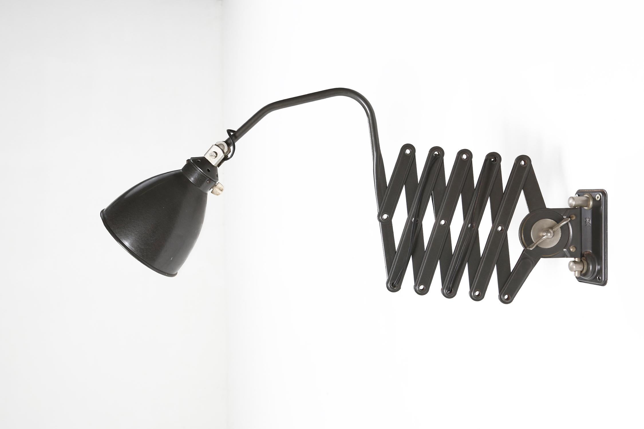 Bélgica / 1920 / aplique tijera / AGI / metal / Vintage / Mediados de siglo / Industrial / Bauhaus 

Lámpara industrial de tijera de pared de estilo Bauhaus de AGI Bélgica, hacia 1920. El mecanismo de tijera extensible permite extraer y plegar