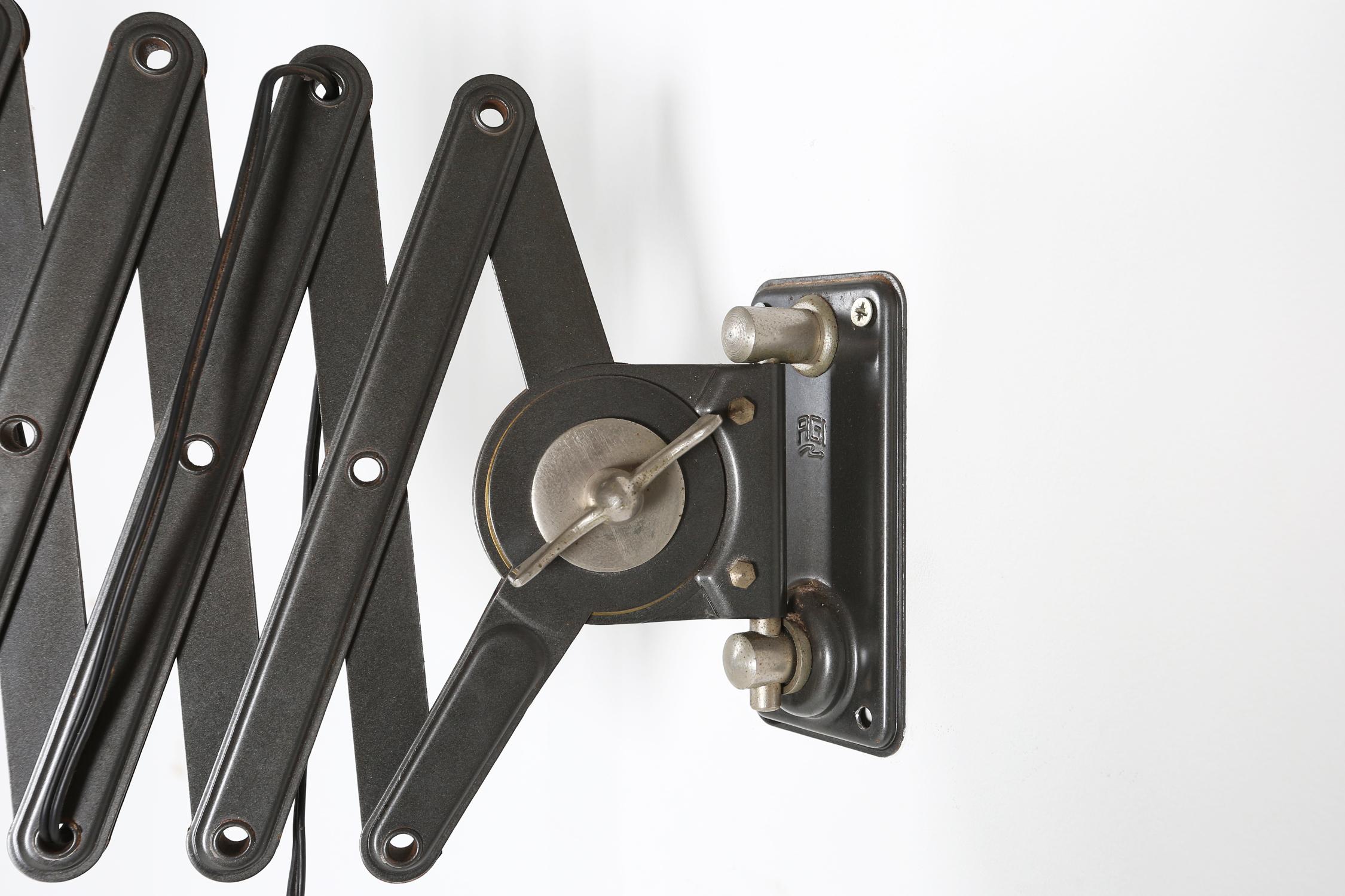 Aplique de tijera AGI Bélgica de metal negro Bauhaus ca. 1920 Industrial en venta