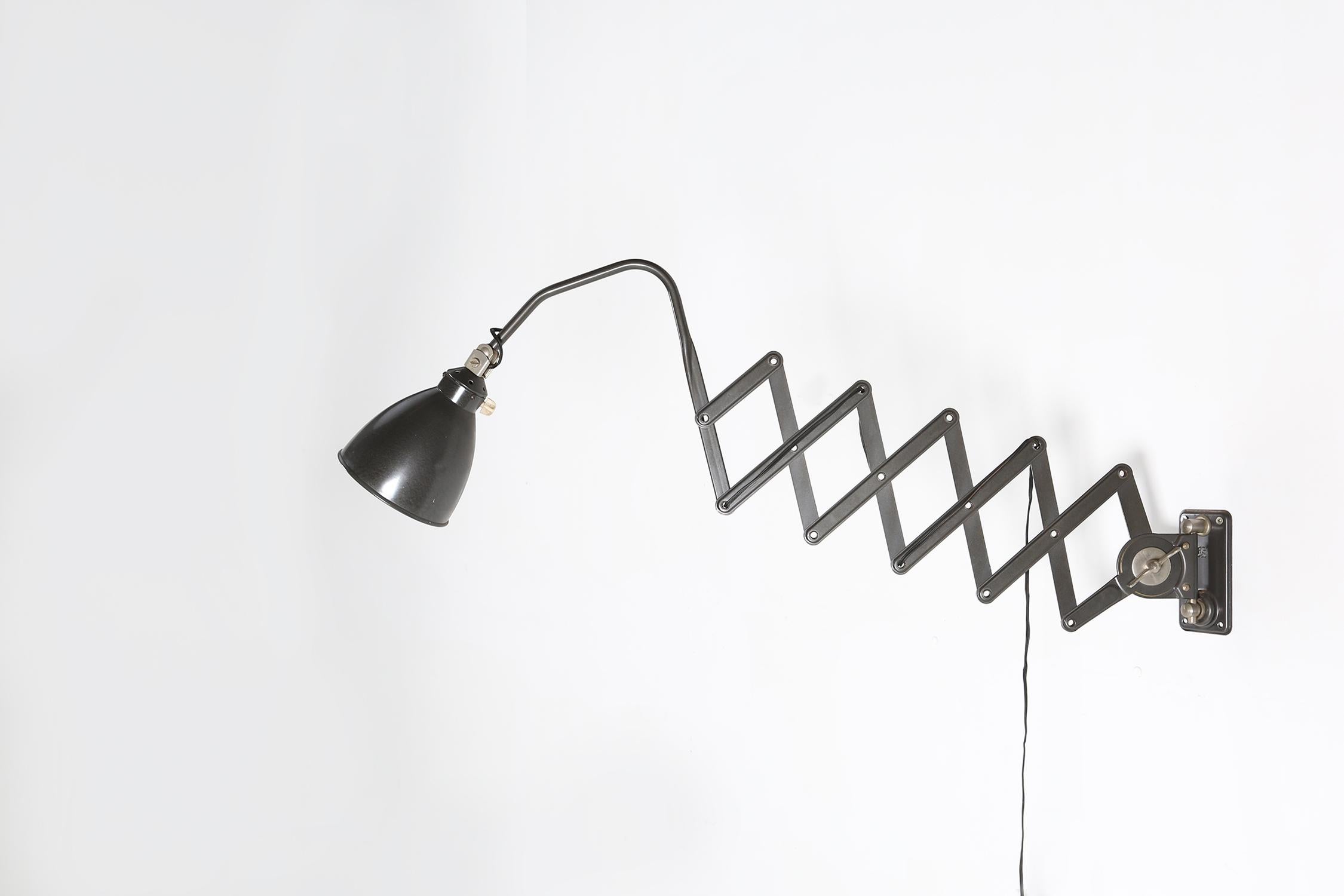 Aplique de tijera AGI Bélgica de metal negro Bauhaus ca. 1920 Lacado en venta