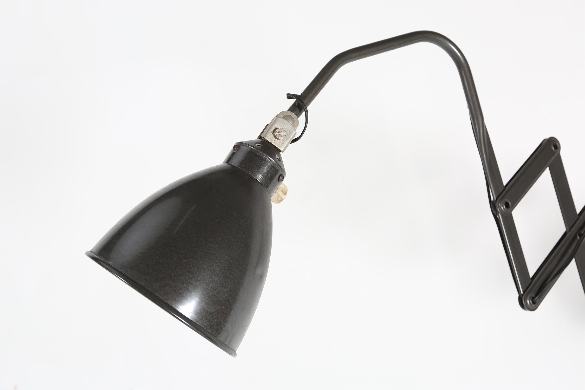 Aplique de tijera AGI Bélgica de metal negro Bauhaus ca. 1920 en Bueno estado para la venta en Meulebeke, BE