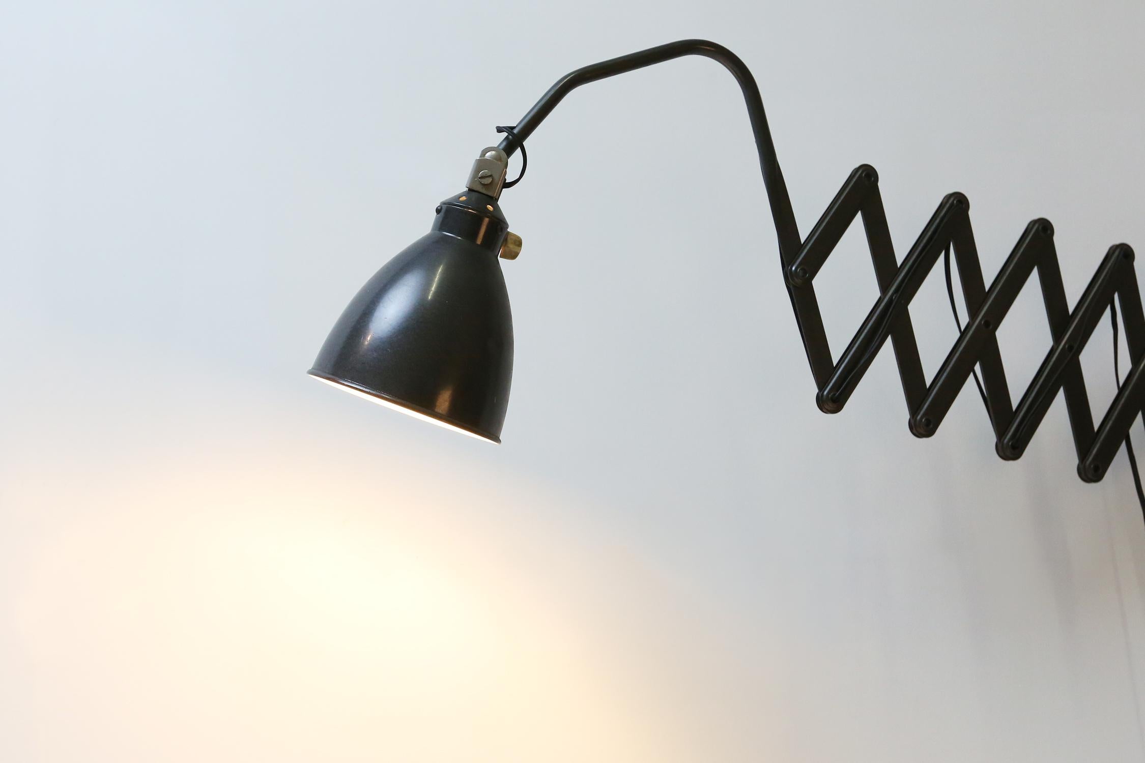 Aplique de tijera AGI Bélgica de metal negro Bauhaus ca. 1920 en venta 1