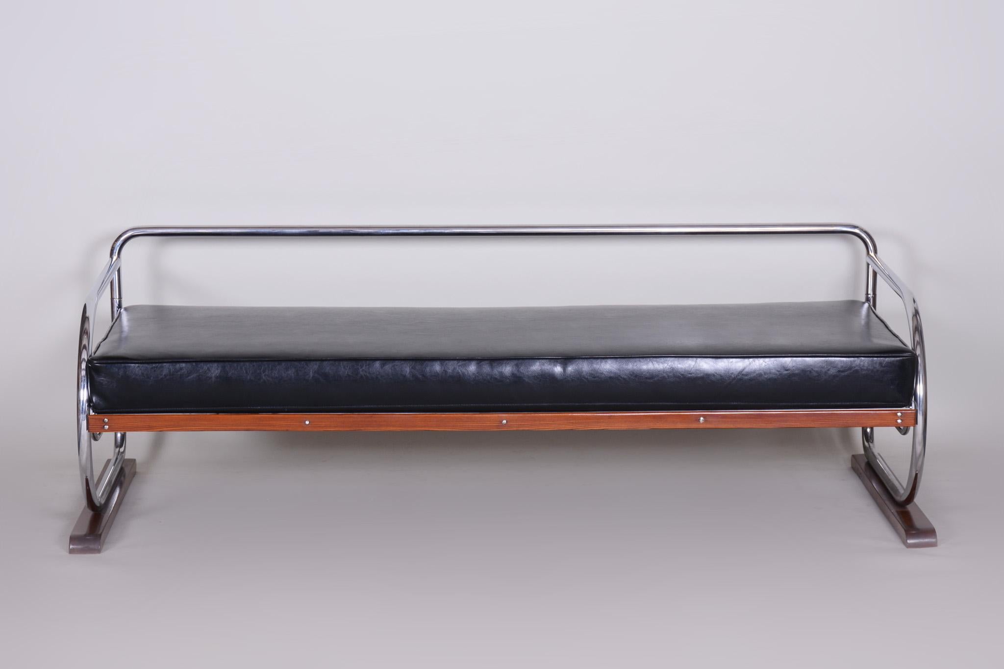 Canapé de style Bauhaus avec une structure en bois laqué et en acier tubulaire chromé.
Fabriqué par Robert Slezák dans les années 1930.
L'acier tubulaire chromé est en parfait état d'origine.
Rembourré en cuir noir de haute qualité.
Source :