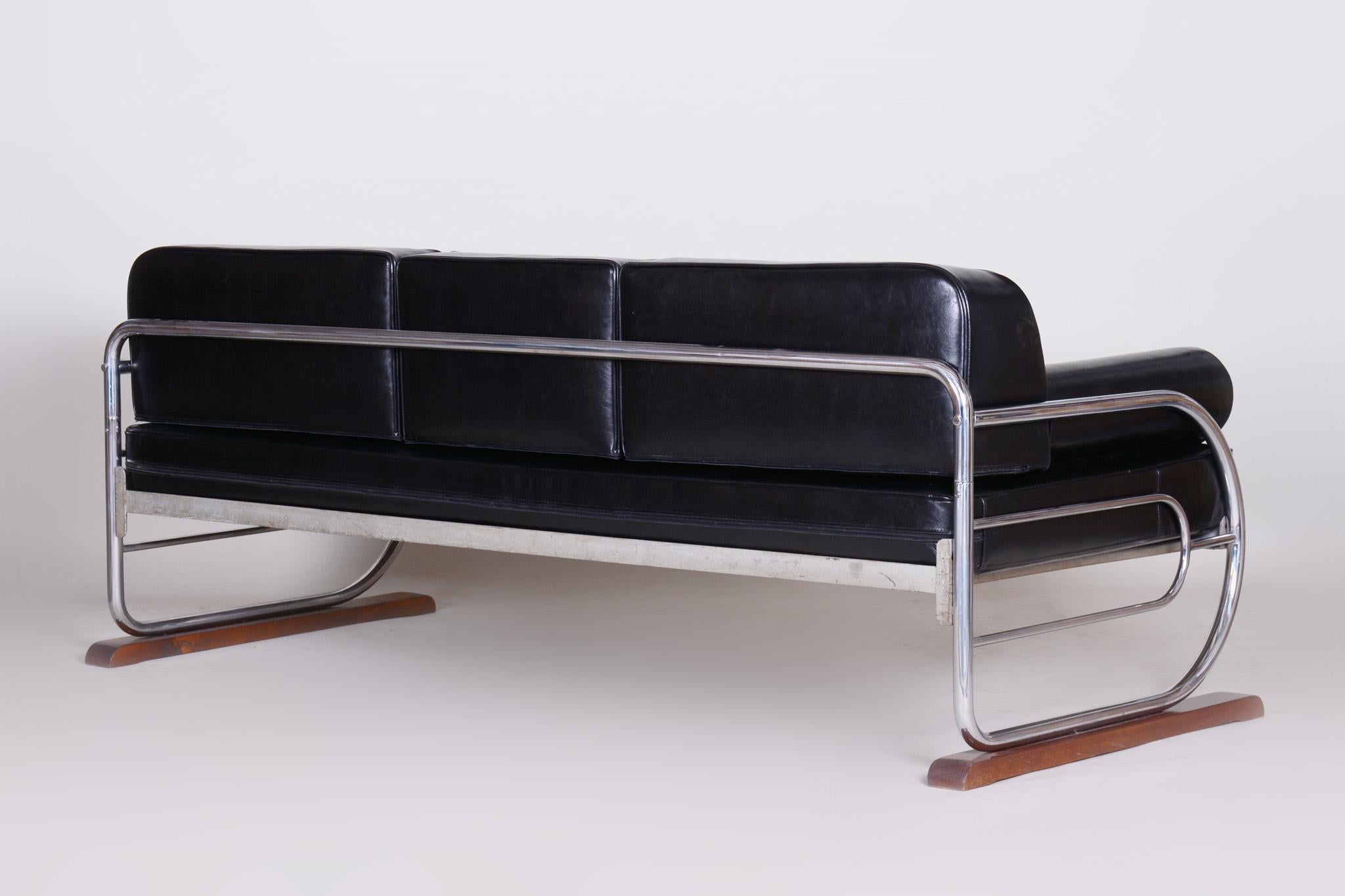 Bauhaus Black Tubular Chrome Sofa by Robert Slezák, Design by Thonet, 1930s In Good Condition For Sale In Horomerice, CZ