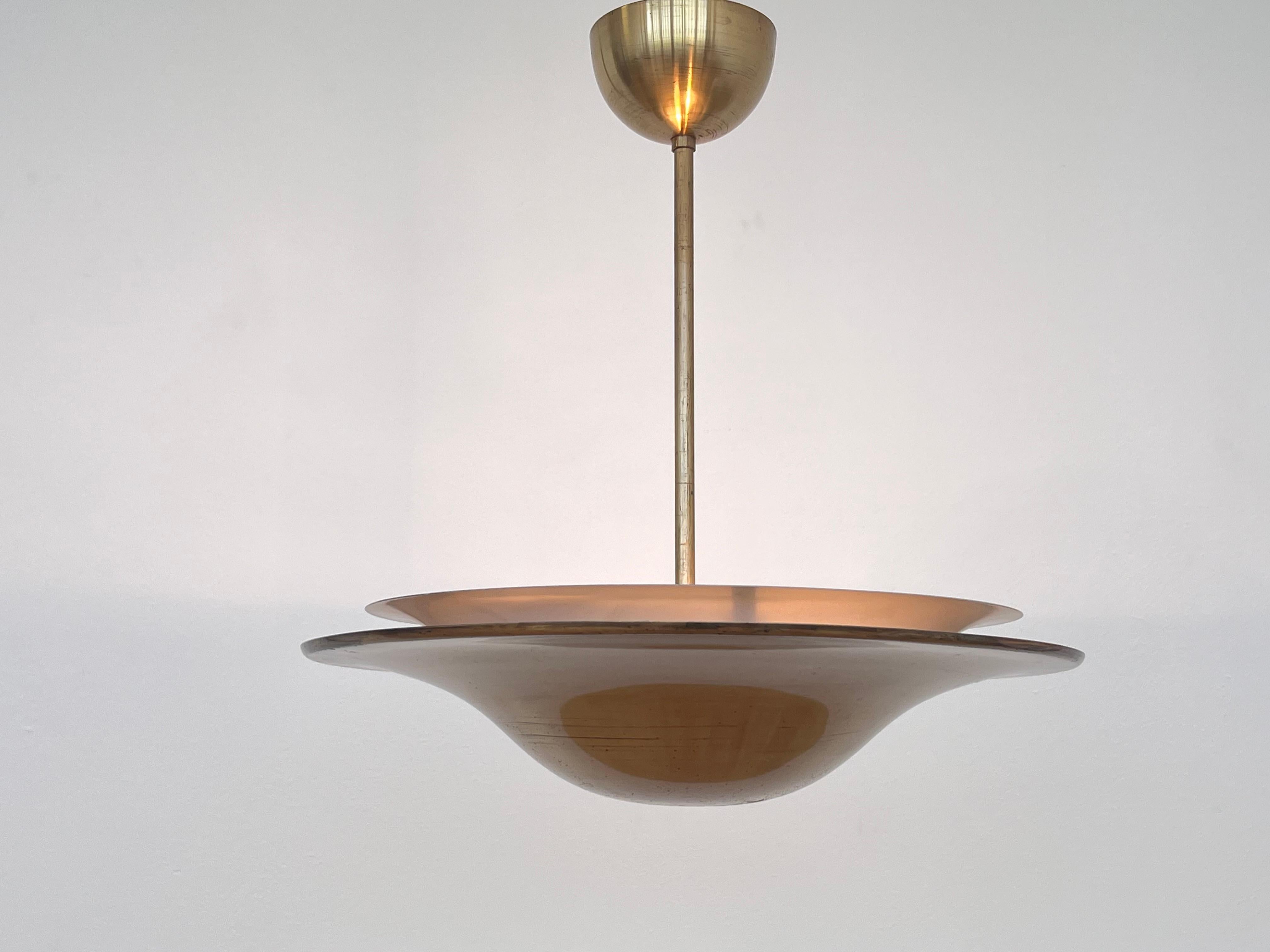 - Due circuiti separati: 2+2 lampadine E25-E27. Max 4x40W.
- Pulito, lucidato, ricablato 
- compatibile con il cablaggio degli Stati Uniti
- Bella patina di età sulla superficie dell'ottone.
jr