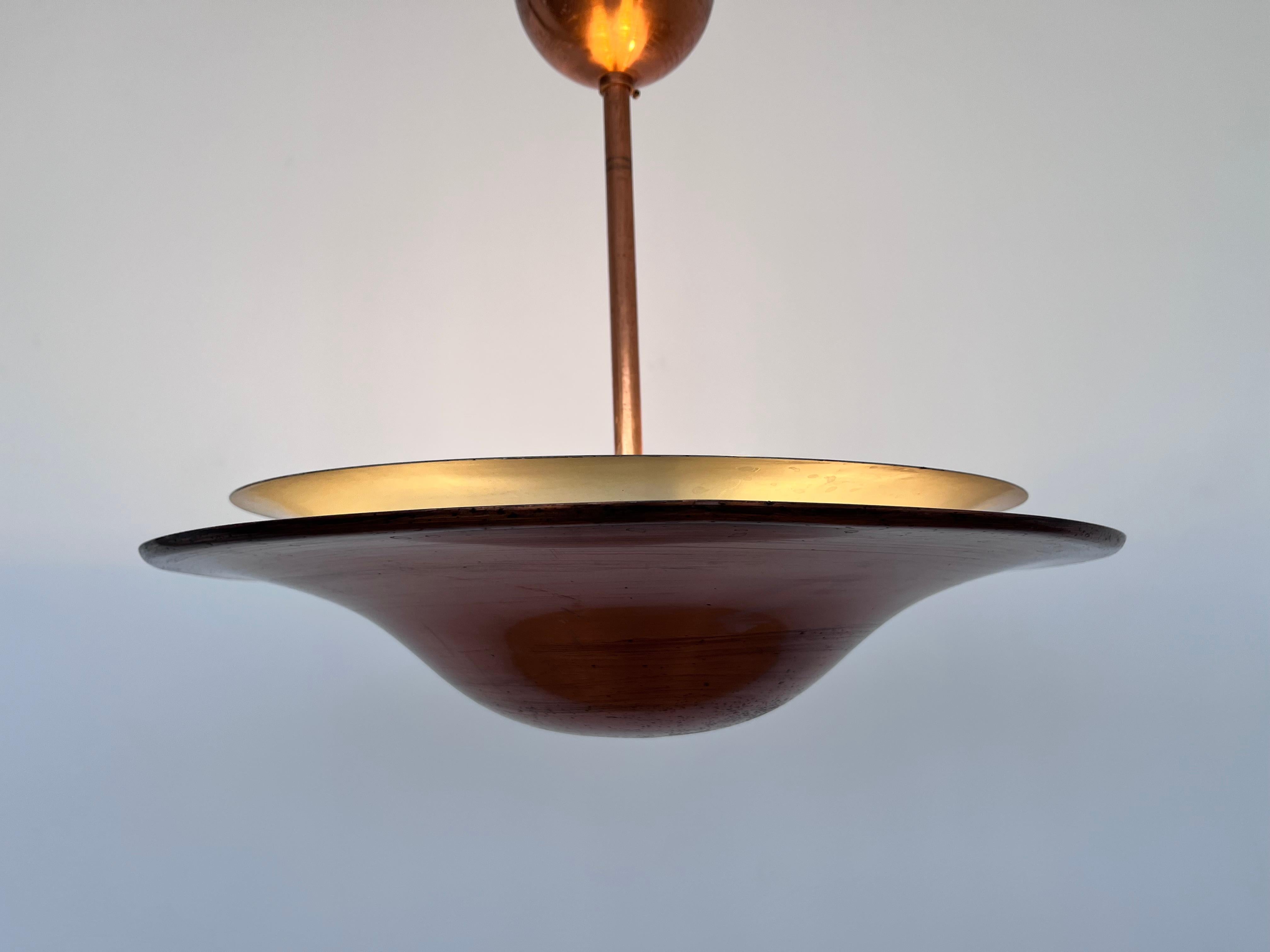 Colgante de latón Bauhaus con luz indirecta, años 30 - Checoslovaquia en Bueno estado para la venta en Praha, CZ