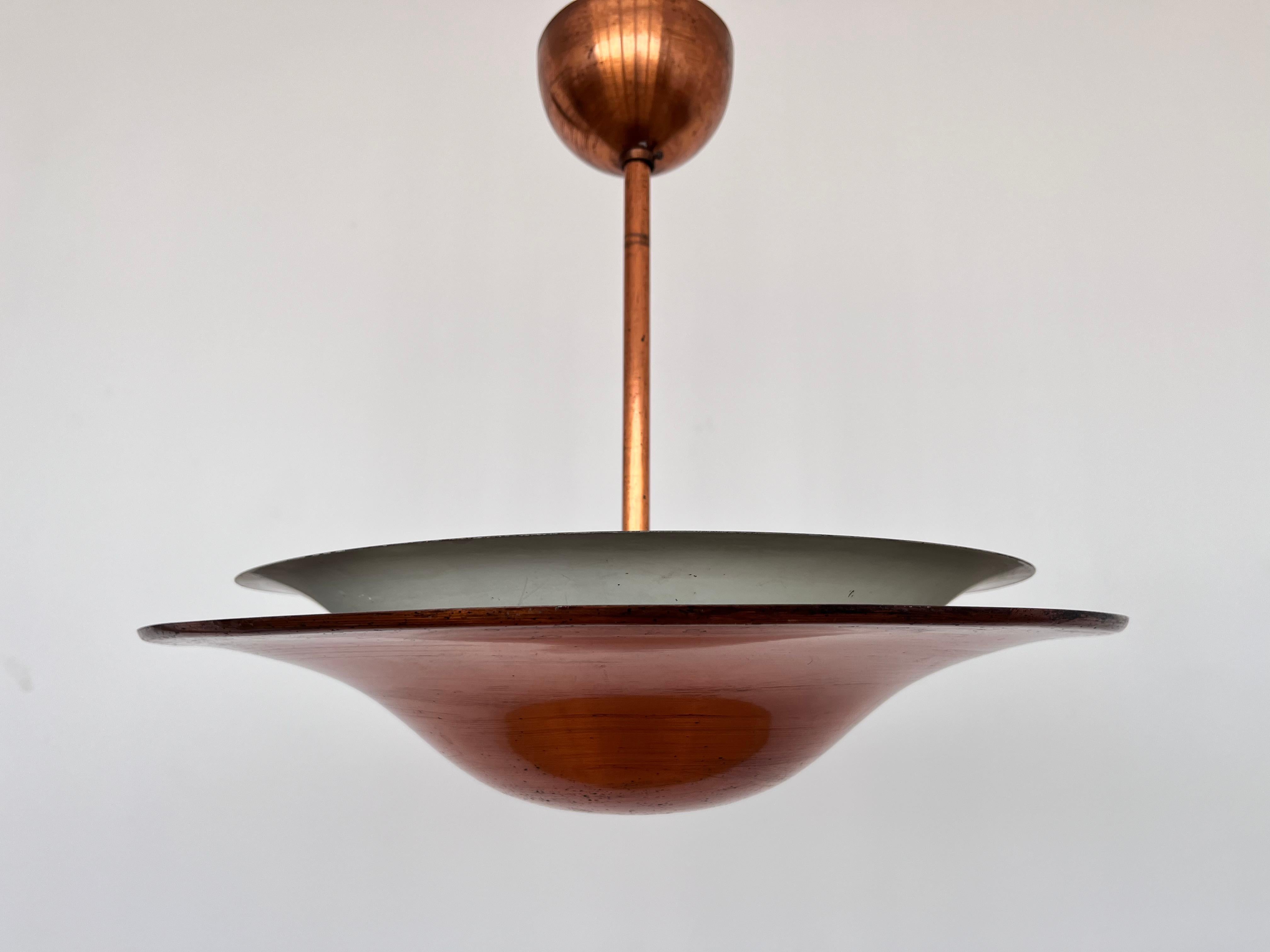 Colgante de latón Bauhaus con luz indirecta, años 30 - Checoslovaquia mediados del siglo XX en venta