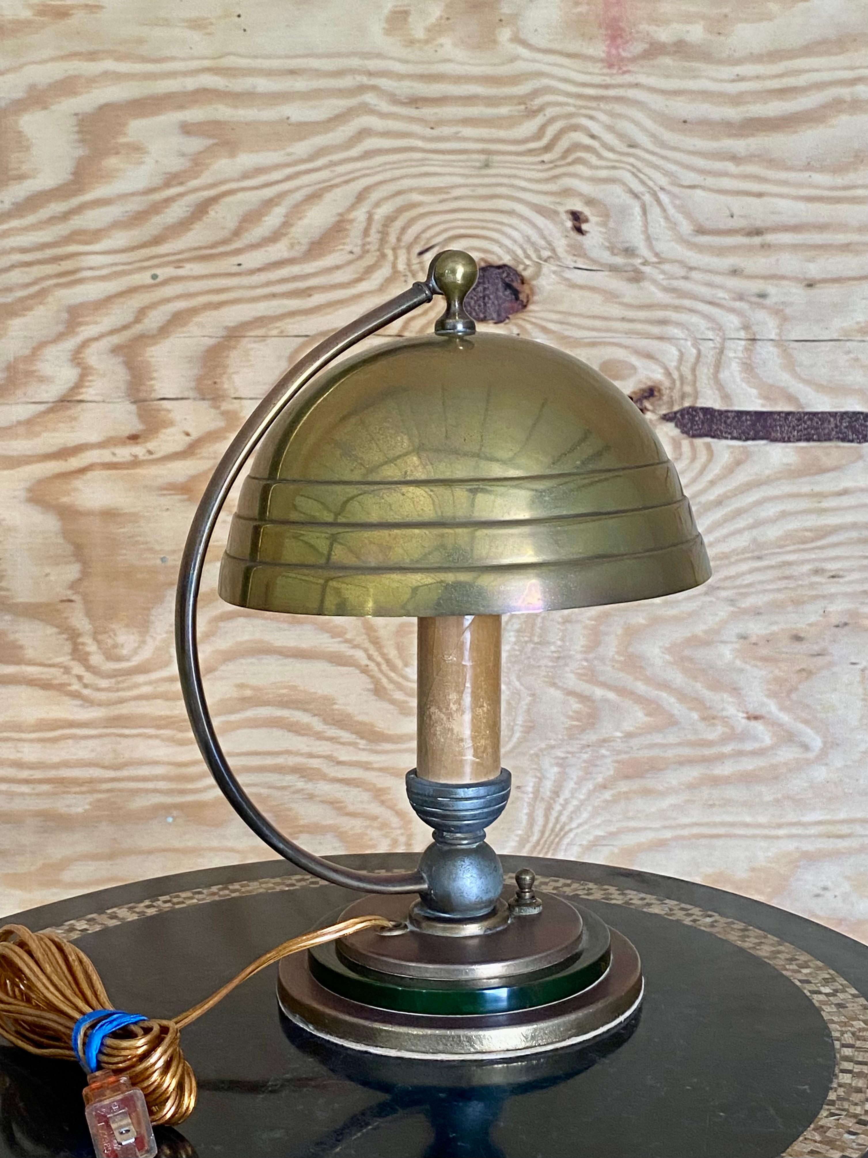 Lámpara de cúpula de latón Bauhaus en Bueno estado para la venta en Round Top, TX