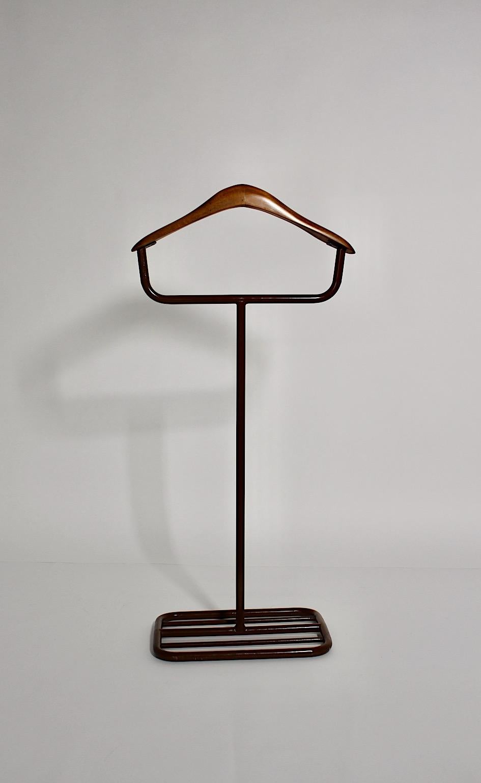 Valet ou porte-manteau vintage Bauhaus en tube d'acier laqué et hêtre de couleur brune, circa 1930 Allemagne.
Un valet ou porte-manteau élégant et épuré en métal laqué et en hêtre, conçu et fabriqué vers 1930 en Allemagne.
Par son aspect sobre, le