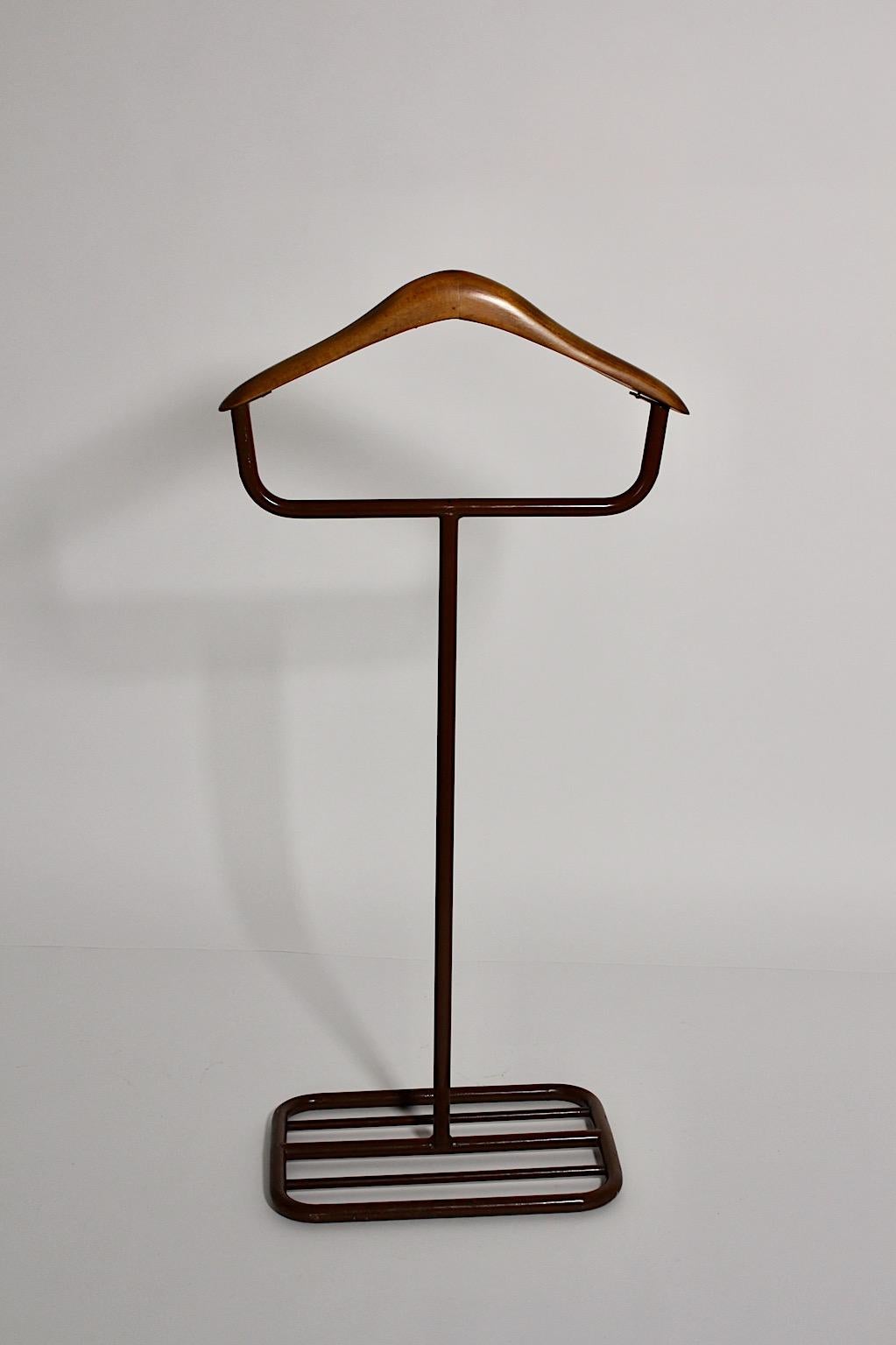 Bauhaus Brown Vintage Tube Steel Beech Valet Coat Rack, circa 1930, Germany In Good Condition For Sale In Vienna, AT
