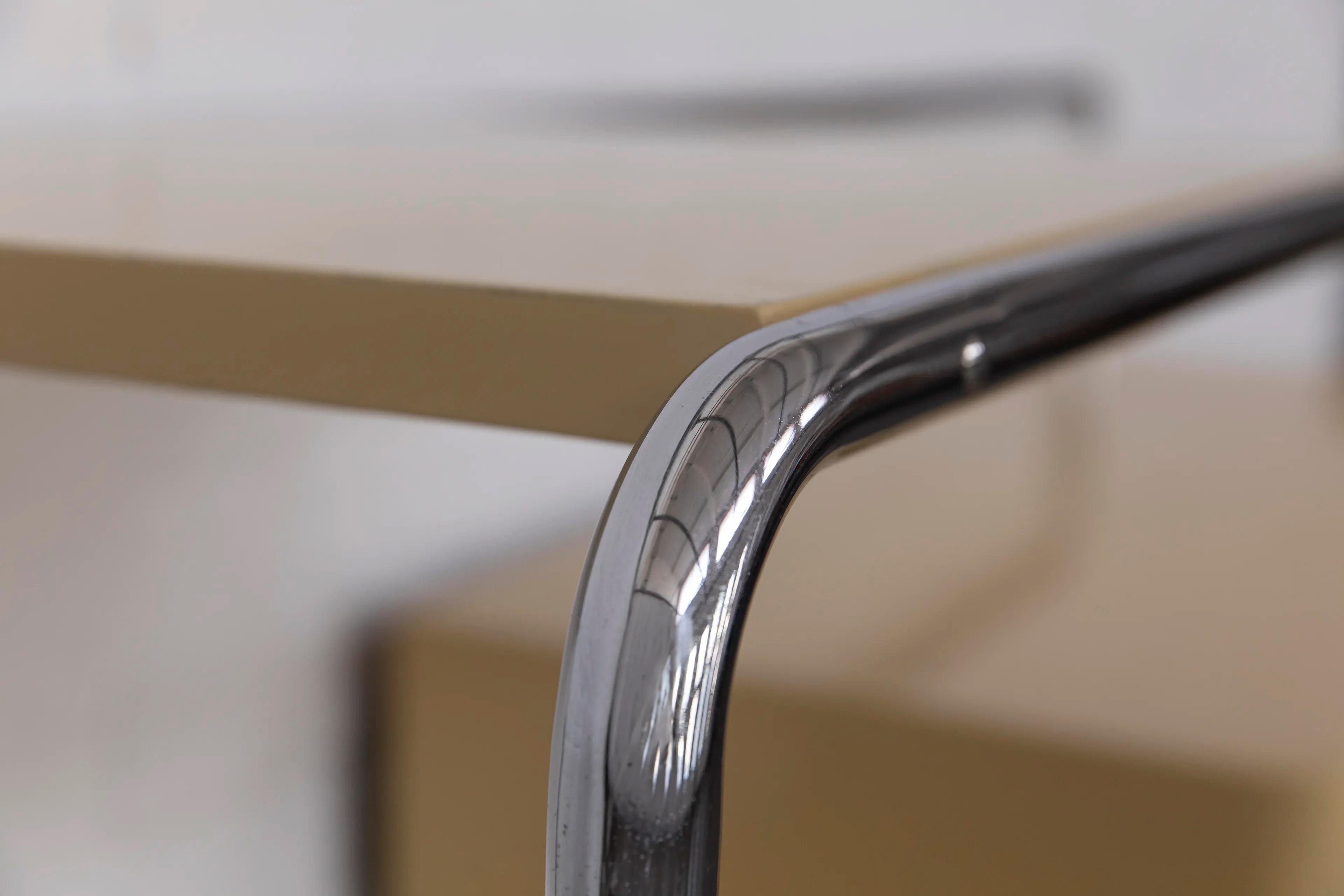 Bauhaus-Schrank Modell B 290 - Bruno Weill (BeWe) für Thonet-Paris, ca. 1930 (Lackiert) im Angebot