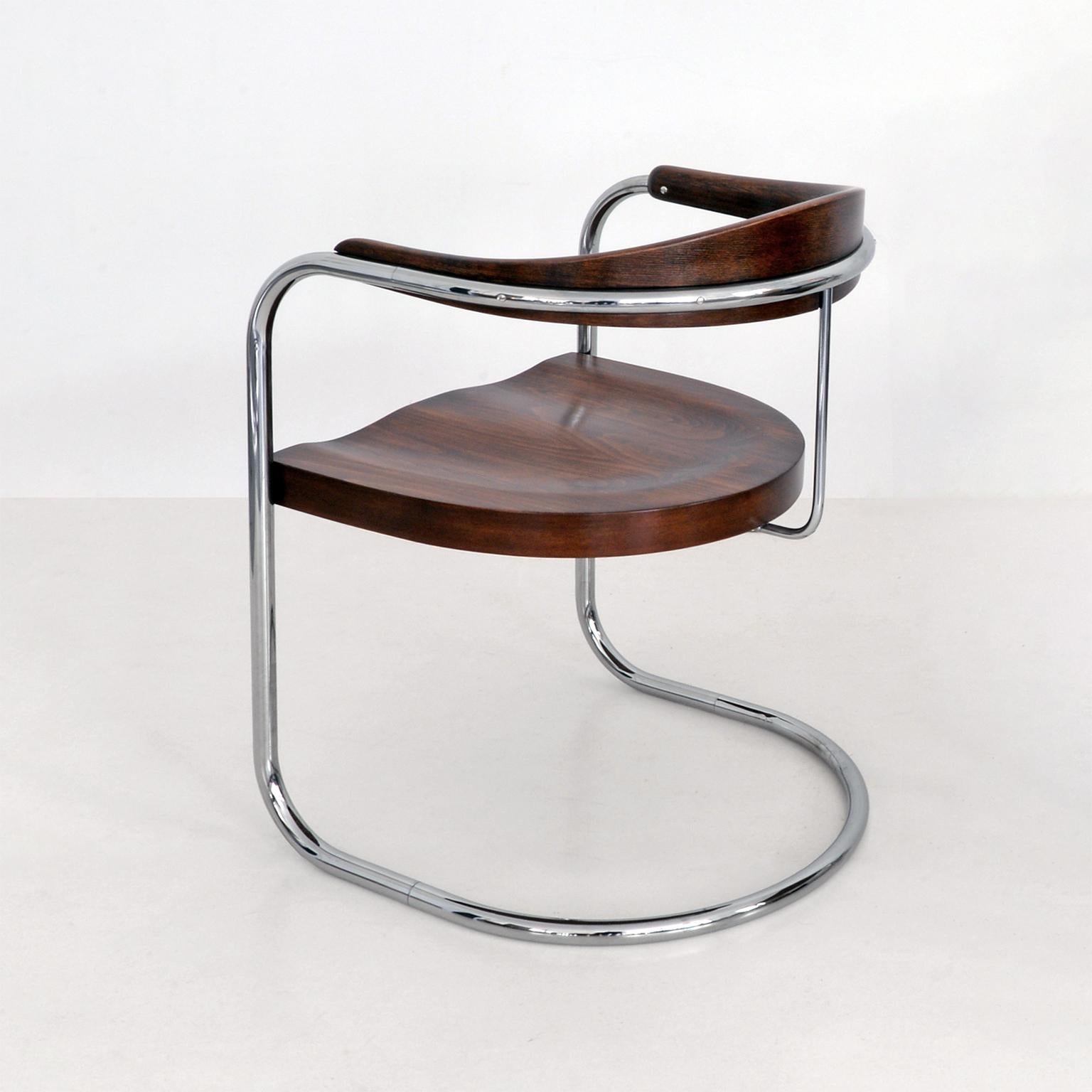 Bauhaus Freischwinger-Sessel von Hans Luckhardt, Metall verchromt, Holz gebeizt im Zustand „Gut“ im Angebot in Berlin, DE