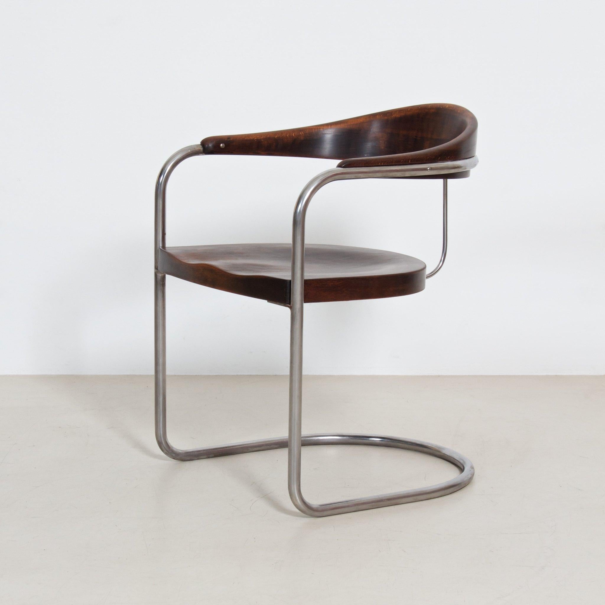 Freitragender Bauhaus-Sessel der Gebrüder Luckhardt, verchromtes Metall, gebeiztes Holz (Deutsch) im Angebot