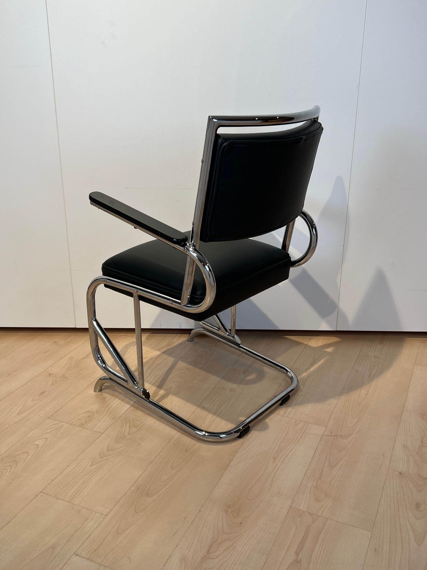 Bauhaus Cantilever Armchair, Chromed Tubular Steel, Leather, Germany circa 1935 In Good Condition For Sale In Regensburg, DE