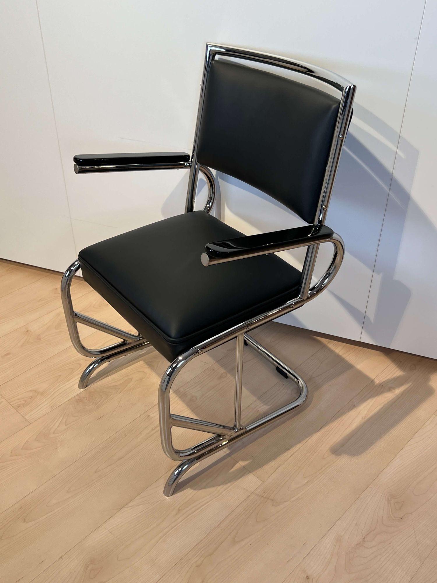 Bauhaus Cantilever Armchair, Chromed Tubular Steel, Leather, Germany circa 1935 For Sale 3