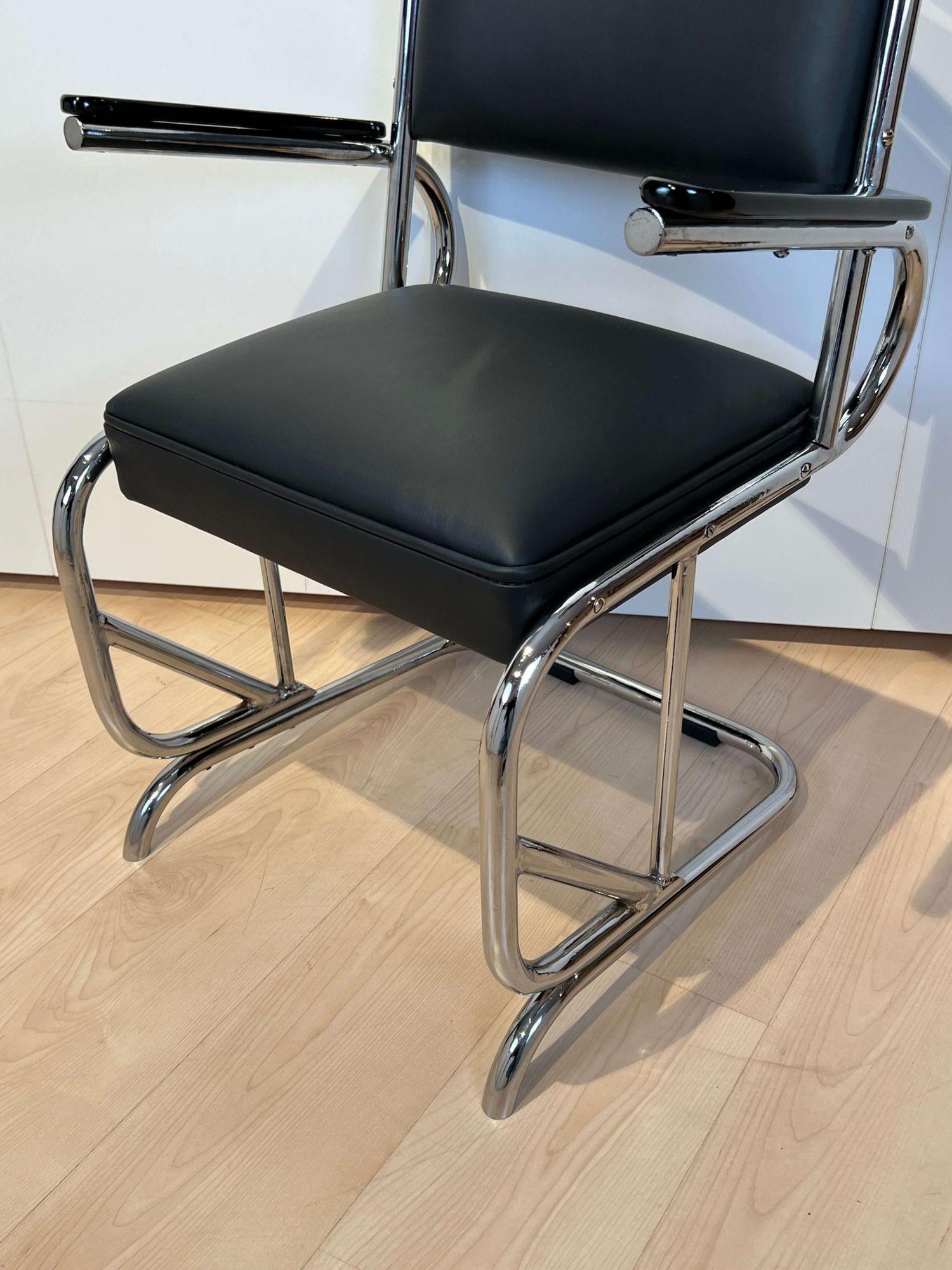 Bauhaus Cantilever Armchair, Chromed Tubular Steel, Leather, Germany circa 1935 For Sale 4