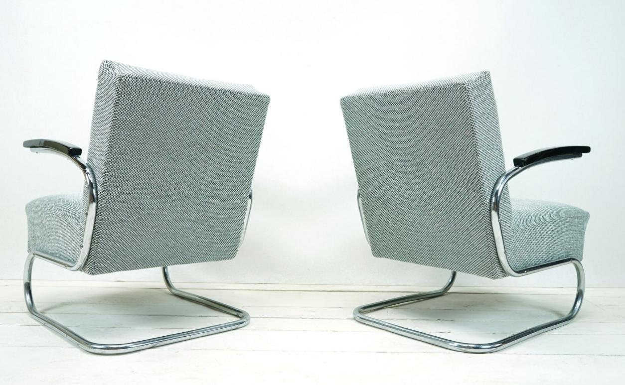Objet : chaise en porte-à-faux - tissu Bauhaus

Époque : vers 1935

Style : Bauhaus

Fabricant : Mücke Melder

Chaise en tube d'acier restaurée, fabriquée dans les années 1930, d'après le célèbre design de Thonet. Les principaux composants
