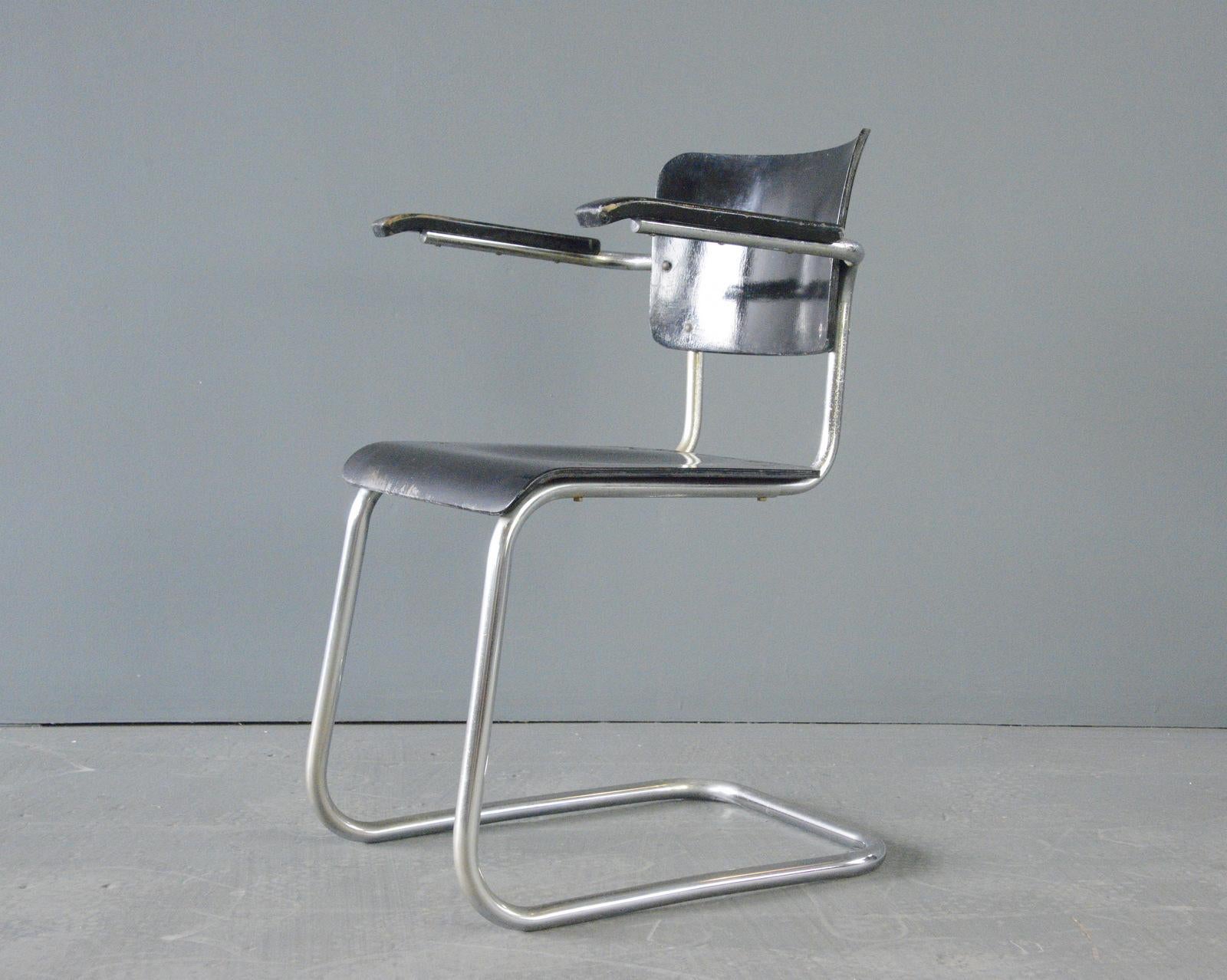 Sedia a sbalzo Bauhaus di Drabert, circa anni '30

- Design a sbalzo in tubolare d'acciaio
- Seduta e schienale sagomati in multistrato nero
- Braccioli in Beeche
- Prodotto da Drabert, Minden
- Tedesco ~ Anni '30
- 56 cm di larghezza x 43 cm di