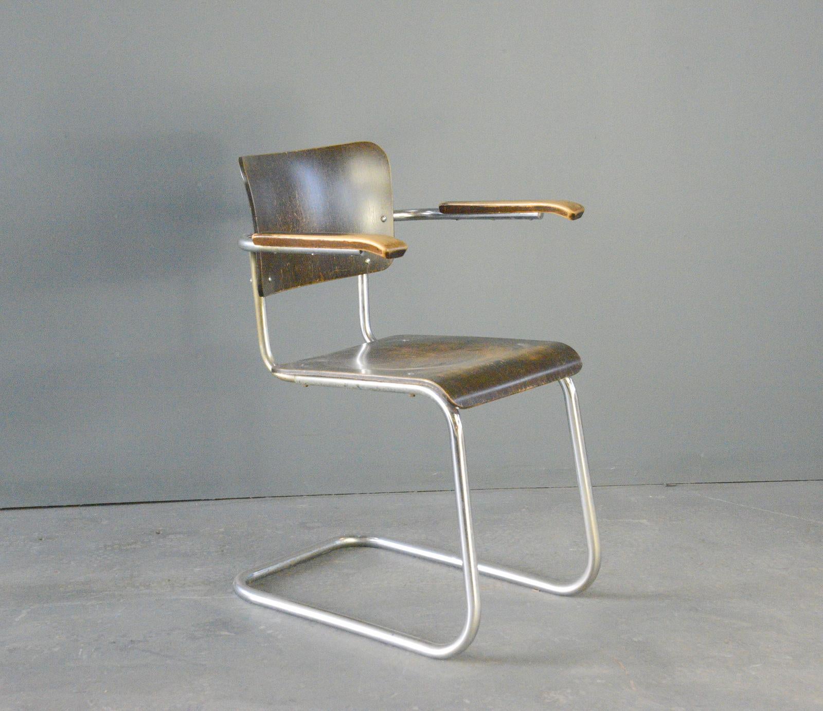 Sedia a sbalzo Bauhaus di Pohlschröder, circa anni '30

- Design a sbalzo in tubolare d'acciaio
- Seduta e schienale sagomati in multistrato nero
- Braccioli in Beeche
- Lacca originale marrone
- Prodotto da Pohlschröder , Dortmund
- Tedesco ~ Anni