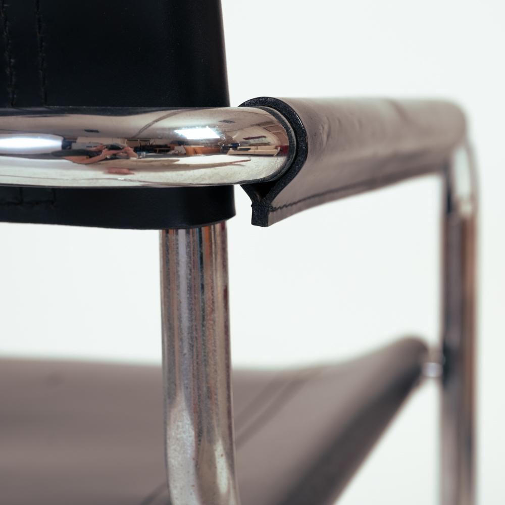 Chaises de salle à manger cantilever Bauhaus avec accoudoirs en cuir noir par Fasem  en vente 6