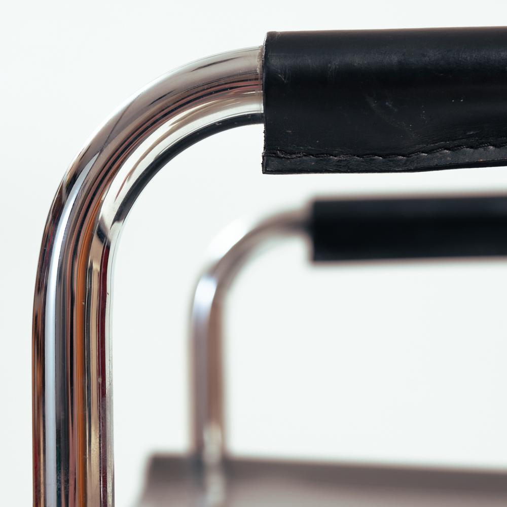 Chaises de salle à manger cantilever Bauhaus avec accoudoirs en cuir noir par Fasem  en vente 7
