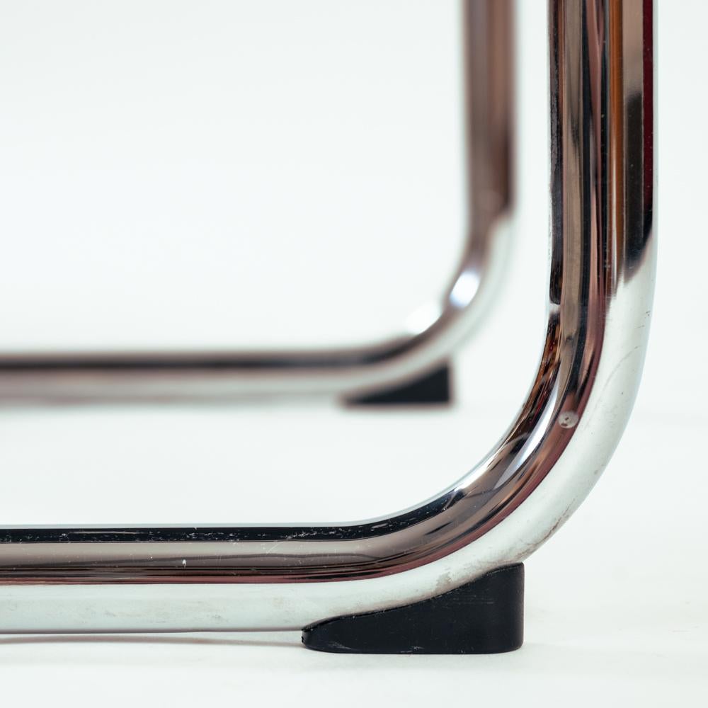 italien Chaises de salle à manger cantilever Bauhaus avec accoudoirs en cuir noir par Fasem  en vente