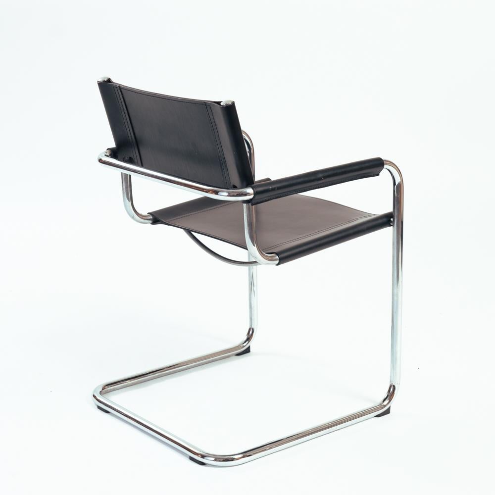 Chaises de salle à manger cantilever Bauhaus avec accoudoirs en cuir noir par Fasem  en vente 1