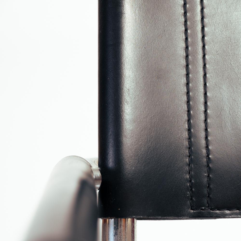 Chaises de salle à manger cantilever Bauhaus avec accoudoirs en cuir noir par Fasem  en vente 4
