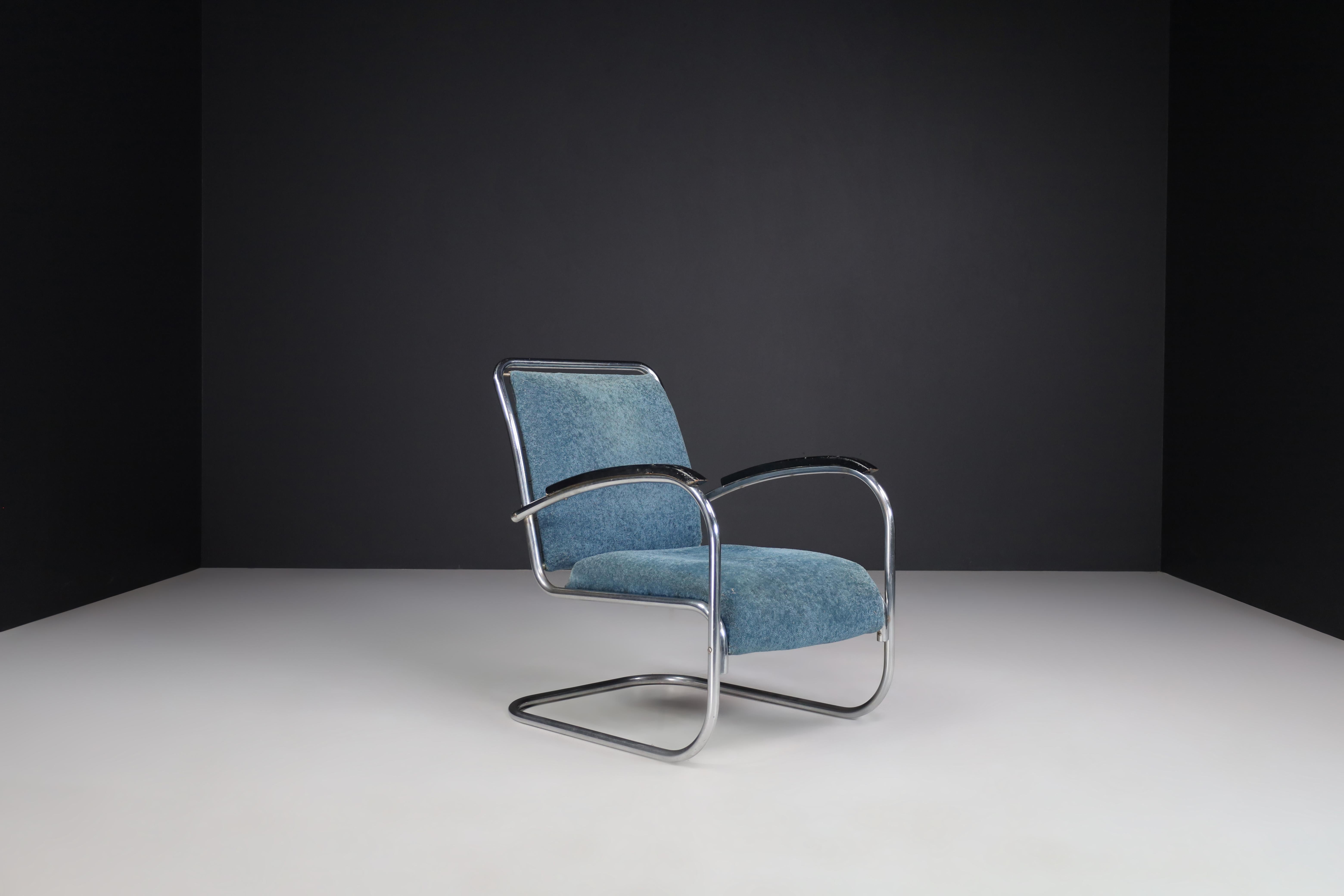 Bauhaus Cantilever lounge chair by Paul Schuitema, The Netherlands 1930s

In the 1930s, this cantilever tubular design was very modern, and due to that striking design, it still is modern – even in 2020. This is a beautifully aged original example