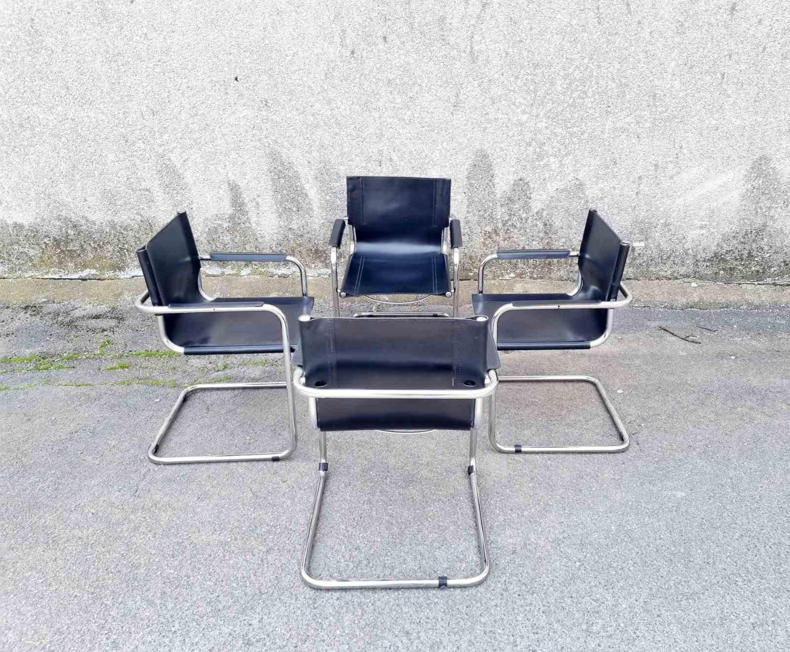 Ensemble de 4 chaises de salle à manger Bauhaus en porte-à-faux, conçues par Mart Stam et produites par Matteo Grassi dans les années 1970. 
Cuir noir d'origine en état presque parfait

Modèle : MG5 Chaise visiteur
Matière : cuir noir et métal