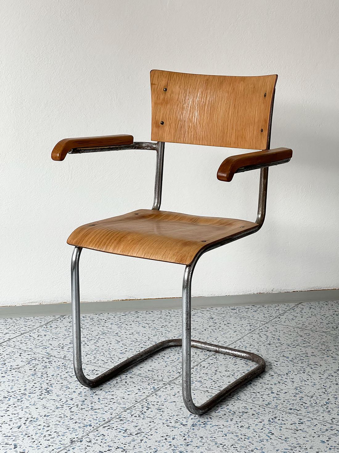 Bauhaus cantilever plywood and walnut armchair, model K10, designed by Robert Slezák for Slezákovy Závody in Czechoslovakia, 1930s.

Offered in its original condition, the K10 armchair by the Czechoslovak designer Robert Slezák is quite rare and