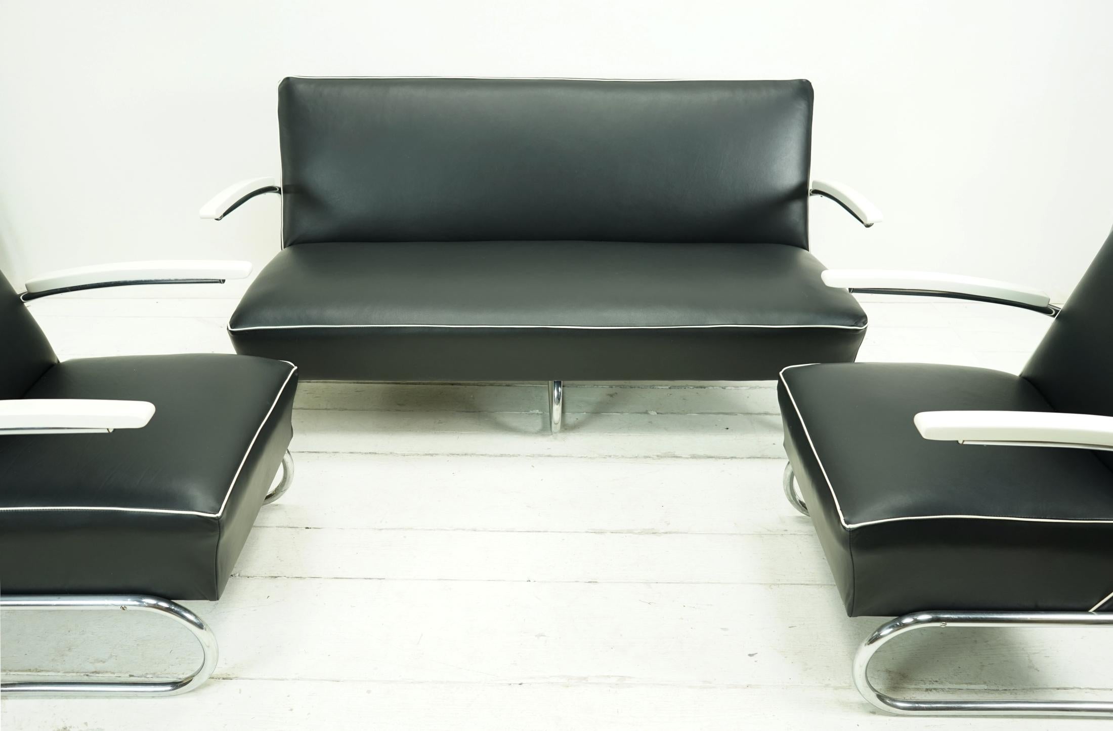 Objekt: Freischwinger-Sofa + 2 Freischwinger-Sessel

Zeit: um 1935

Stil: Bauhaus
 
Entwurf: Thonet

Leder: Nappa schwarz mit Keder perlweiß


Seltenes Stahlrohrsofa + 2 Sessel,
aus den 1930er Jahren.
Die Hauptbestandteile dieses