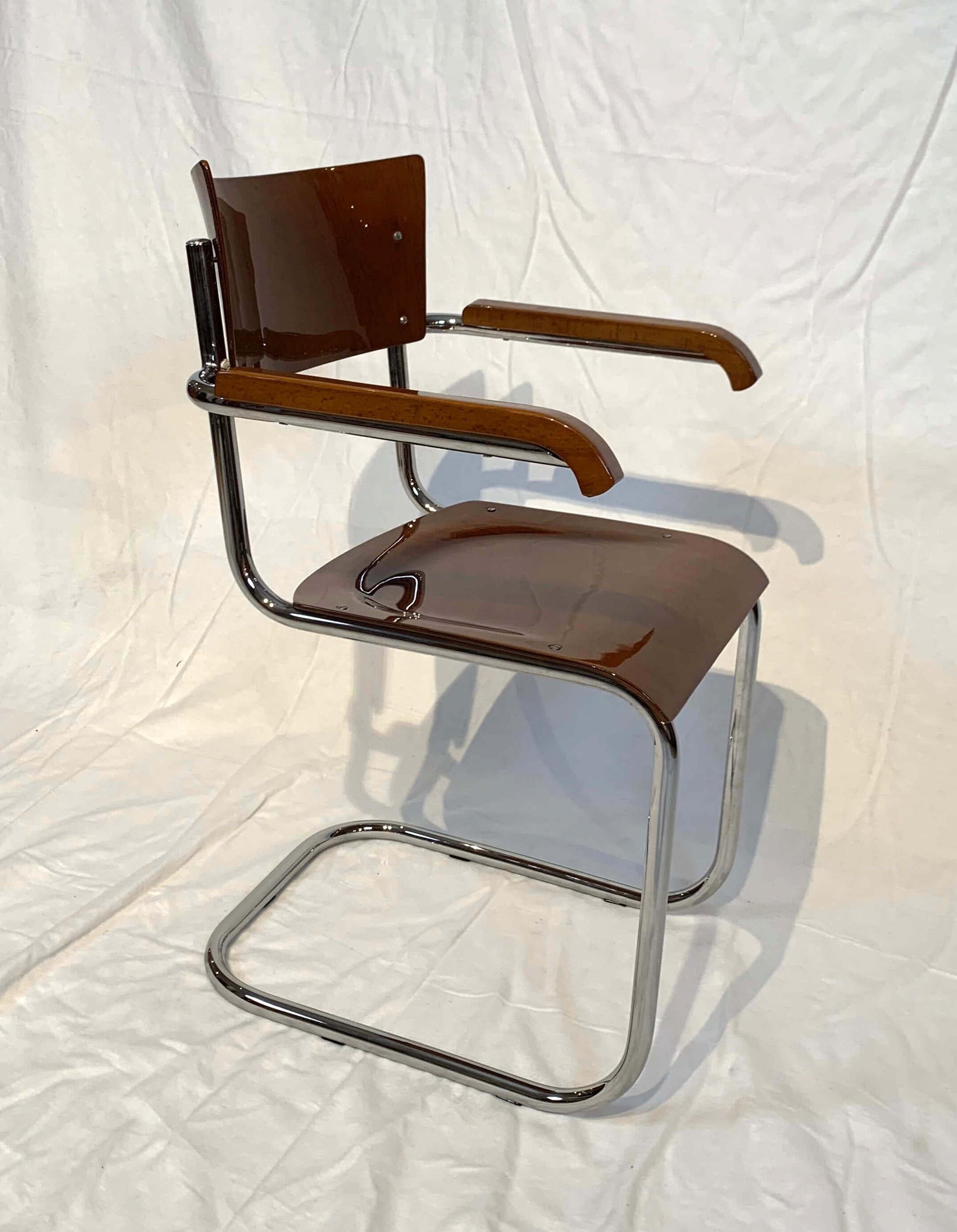 Fully restored original Bauhaus period cantilever armchair from Czechia, 1930s..

Tubular steel construction, newly chrome-plated and polished. Perfect surface, no rust or scratches. Beech veneered on plywood and solid wood on the armrests. All