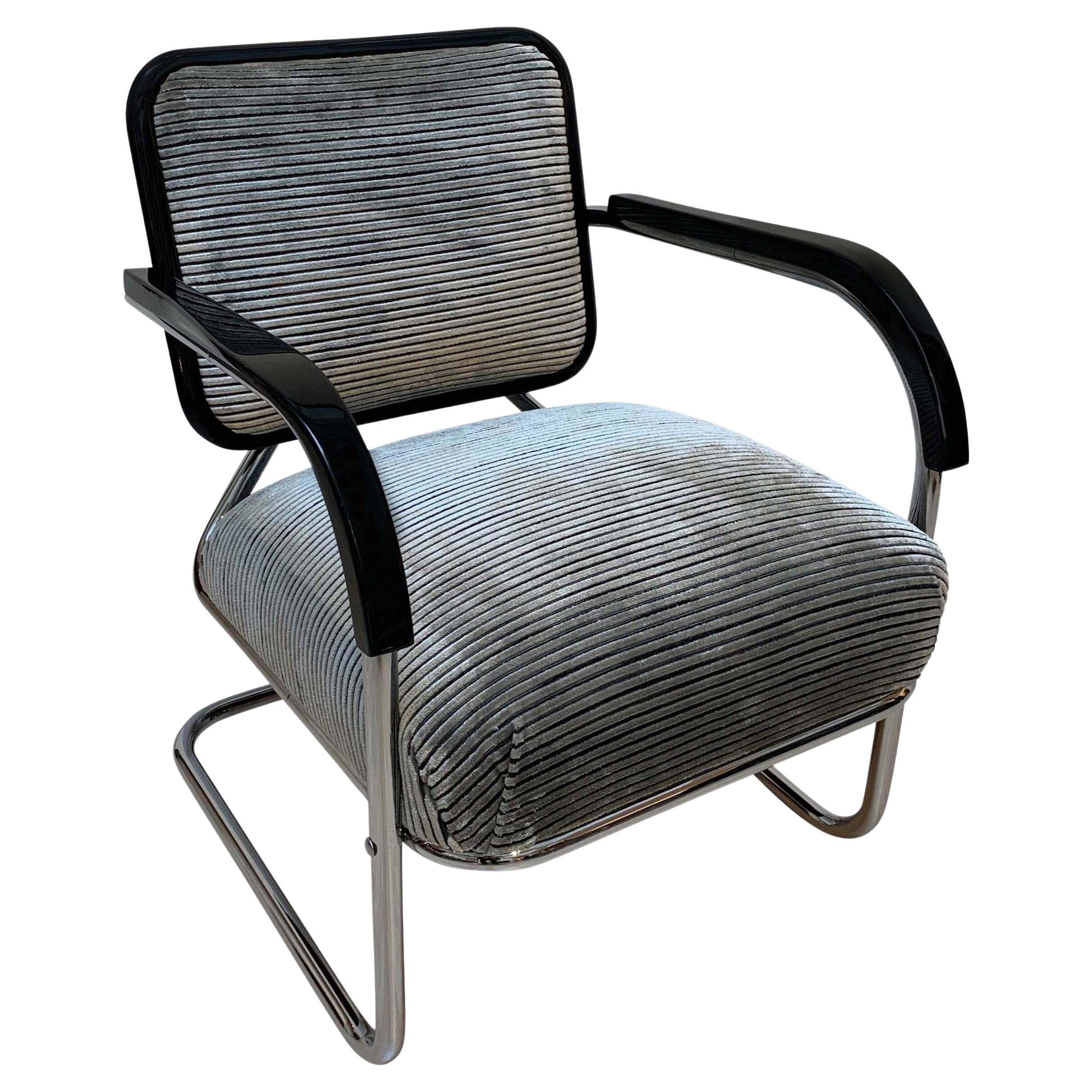 Elegante und sehr bequeme Bauhaus Stahlrohr-Freischwinger-Sessel aus Deutschland, 1920-30.
Wunderschön aus einem einzigen gebogenen Stahlrohr gefertigt, mit schön geschwungener Rückseite.
Vollständig restaurierter Zustand: Stahlrohre neu